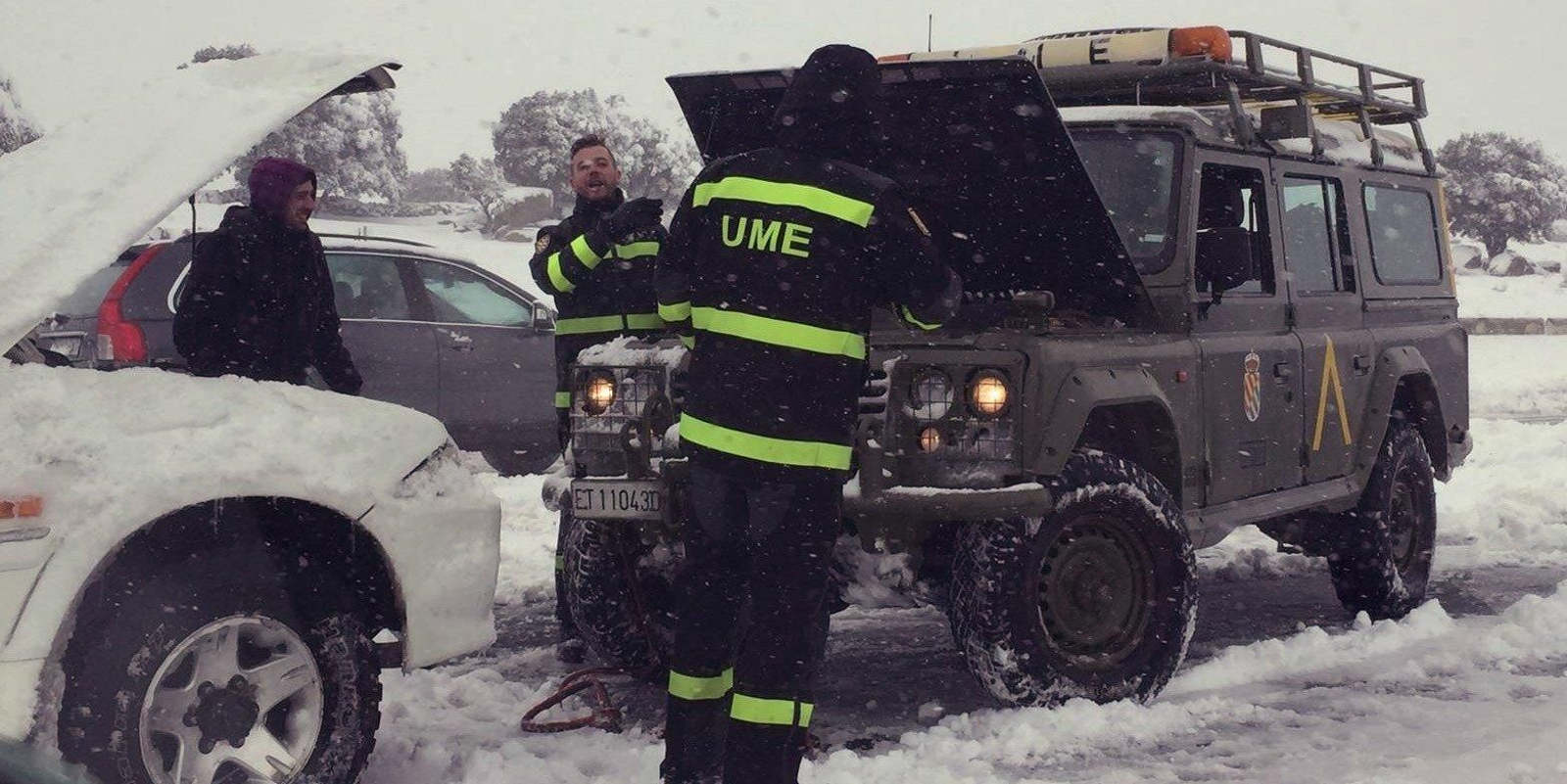 Doscientos cincuenta miembros de la Unidad Militar de Emergencias (UME) siguen trabajando para liberar a los ocupantes de los vehículos que permanecen atrapados en la AP-6