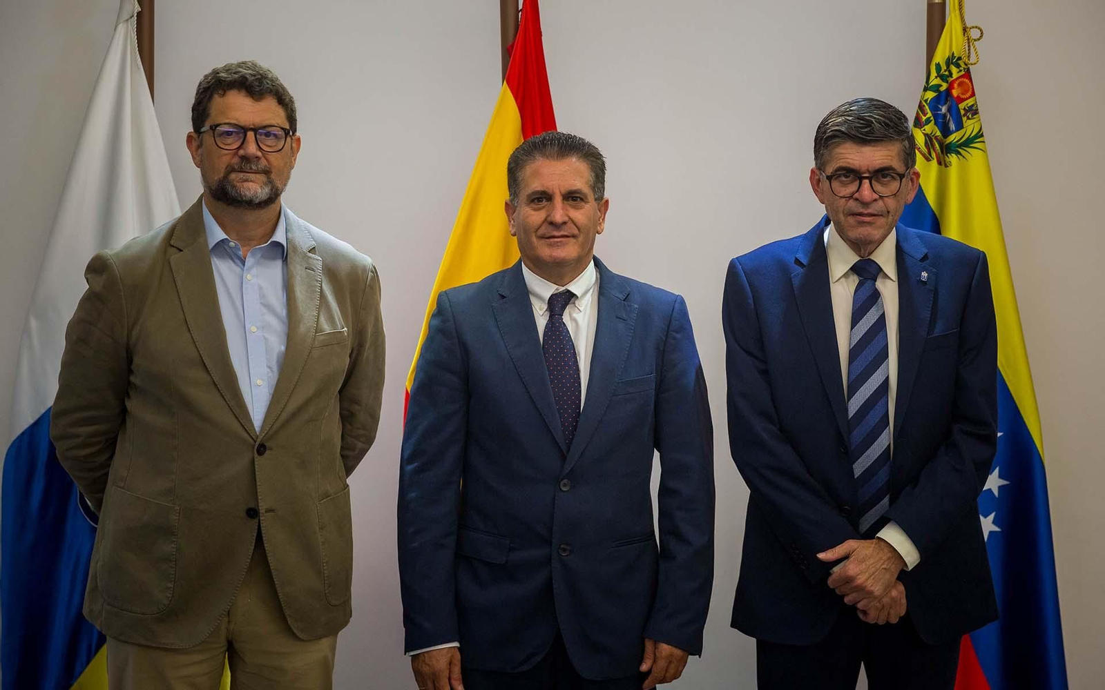 AME5889. CARACAS (VENEZUELA), 23/09/2021.- El Consul General de España en Venezuela, Juan José Buitriago de Benito (i), el Viceconsejero de Acción Exterior del Gobierno de Canarias, Juan Rafael Zamora (c) y el Delegado del Gobierno de Canarias en Venezuela, José Williams Montesdeoca Rodríguez, posan durante un encuentro hoy, en Caracas (Venezuela). El viceconsejero de Acción Exterior de Canarias, Juan Rafael Zamora Padrón, manifestó este jueves en Caracas, tras dos semanas de visita en Venezuela en las que viajó por todo el país para entregar ayudas, que el Gobierno regional trabajará en la gestión del incremento de ayudas para sus ciudadanos en la nación caribeña, especialmente en el ámbito de la salud. EFE/ Miguel Gutiérrez PBD