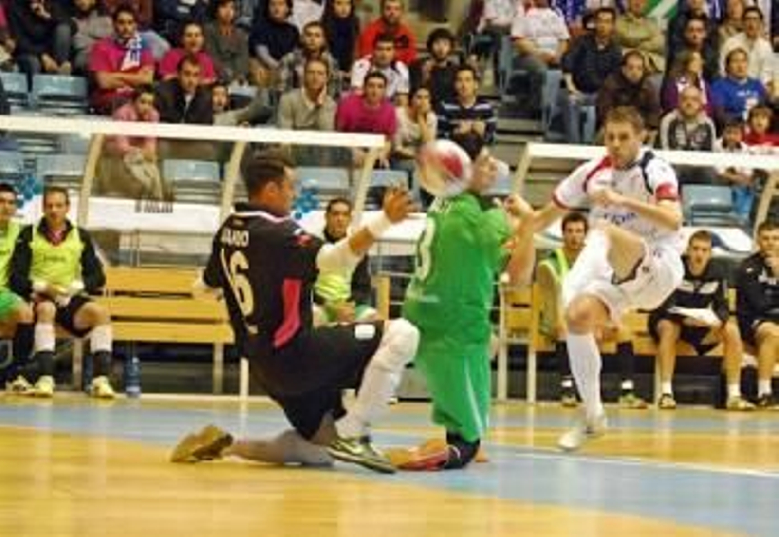 Un jugador del Lobelle tira a puerta.