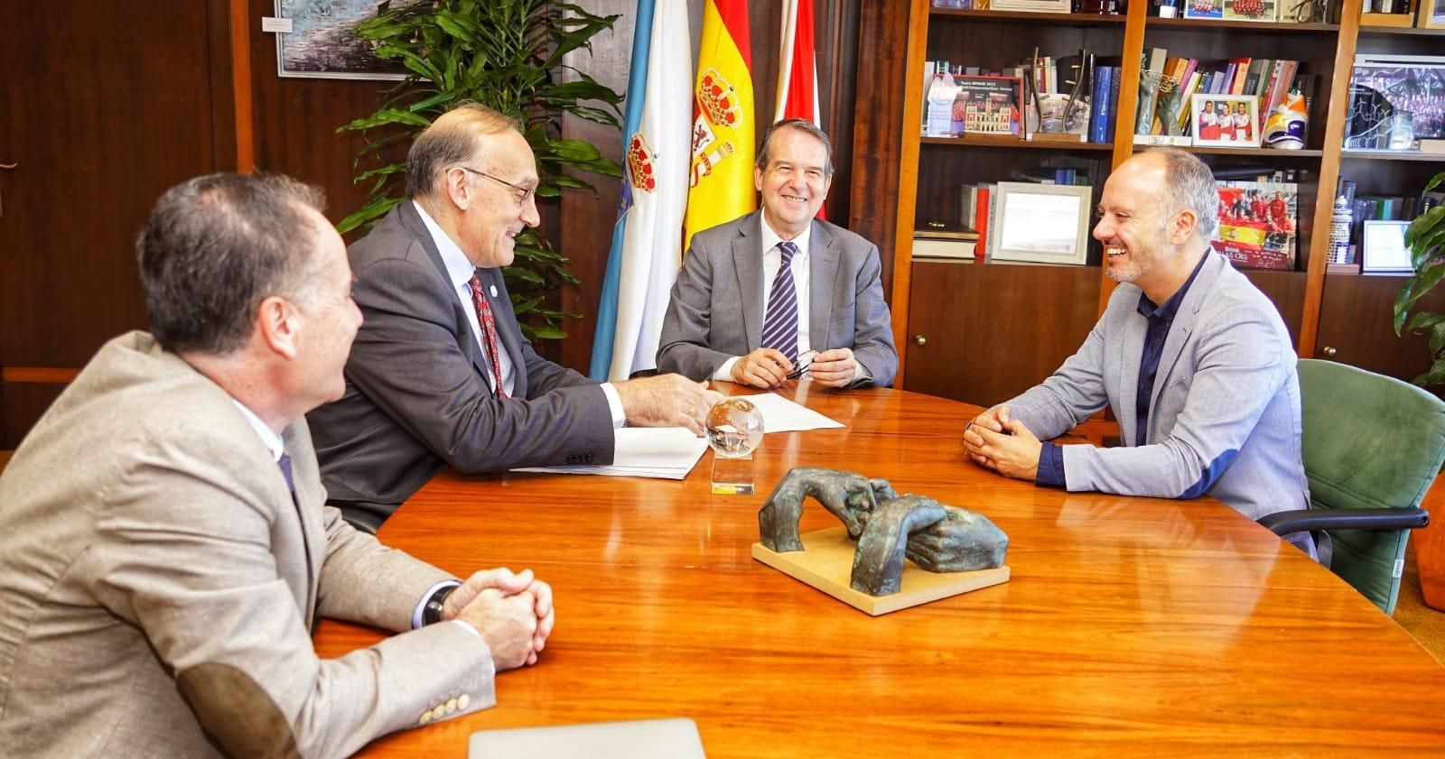 El rector, Manuel Reigosa, en su reunión esta mañana con el Concello y Zona Franza