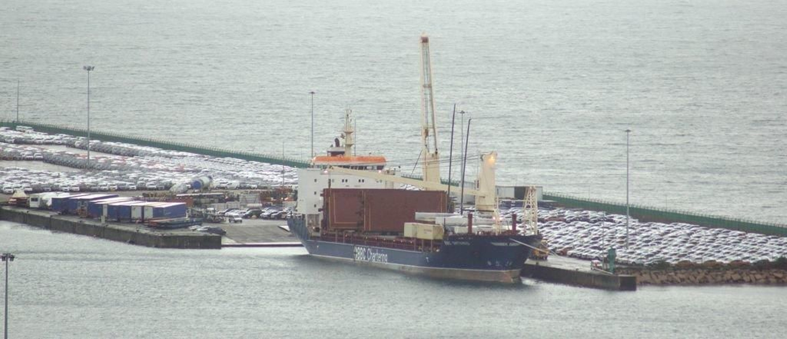 Un carguero operando este pasado viernes en la terminal de Bouzas.