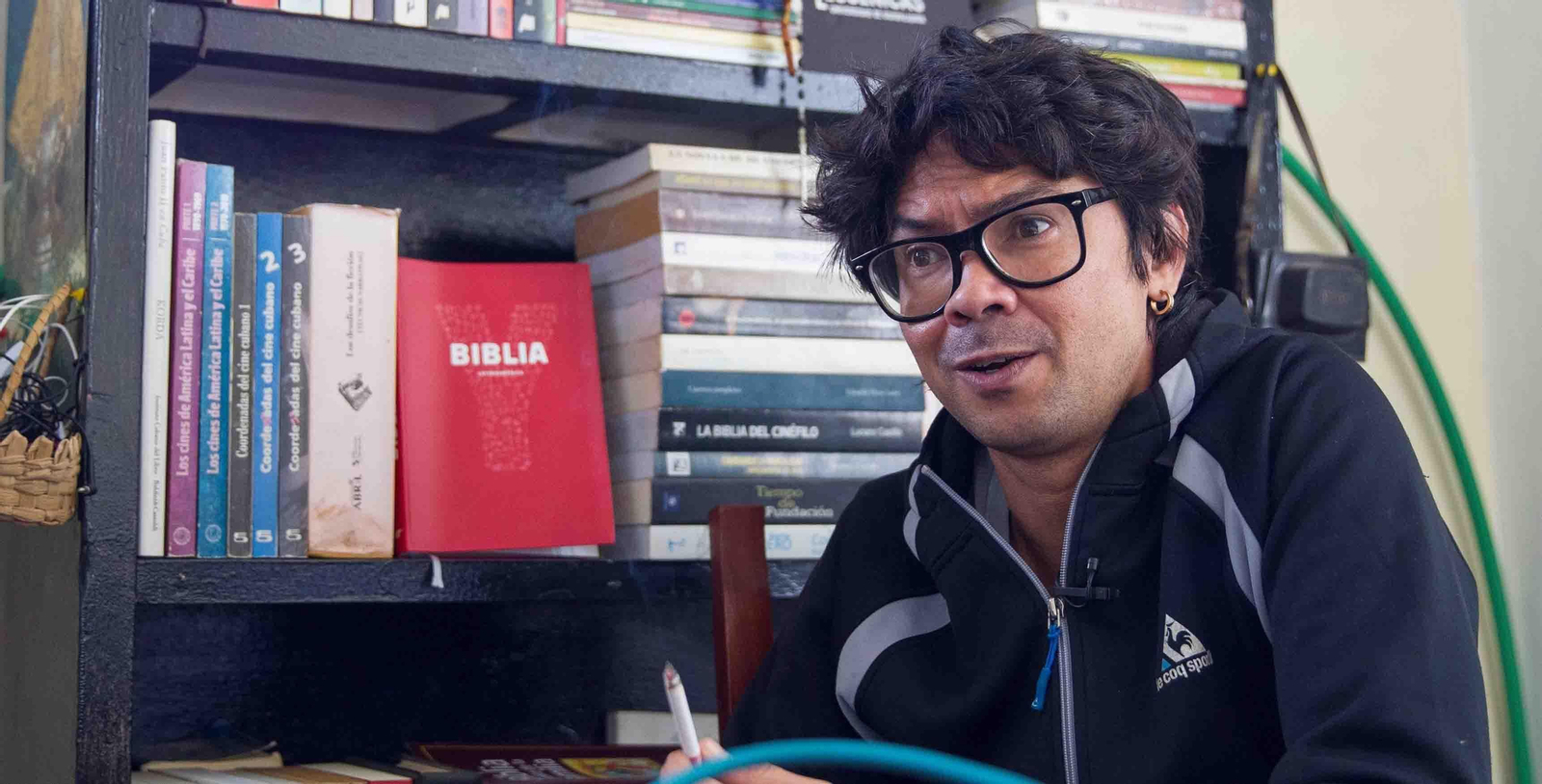 El dramaturgo cubano Yunior García, líder del grupo opositor Archipiélago, en una entrevista con Efe en su casa. EFE/Yander Zamora