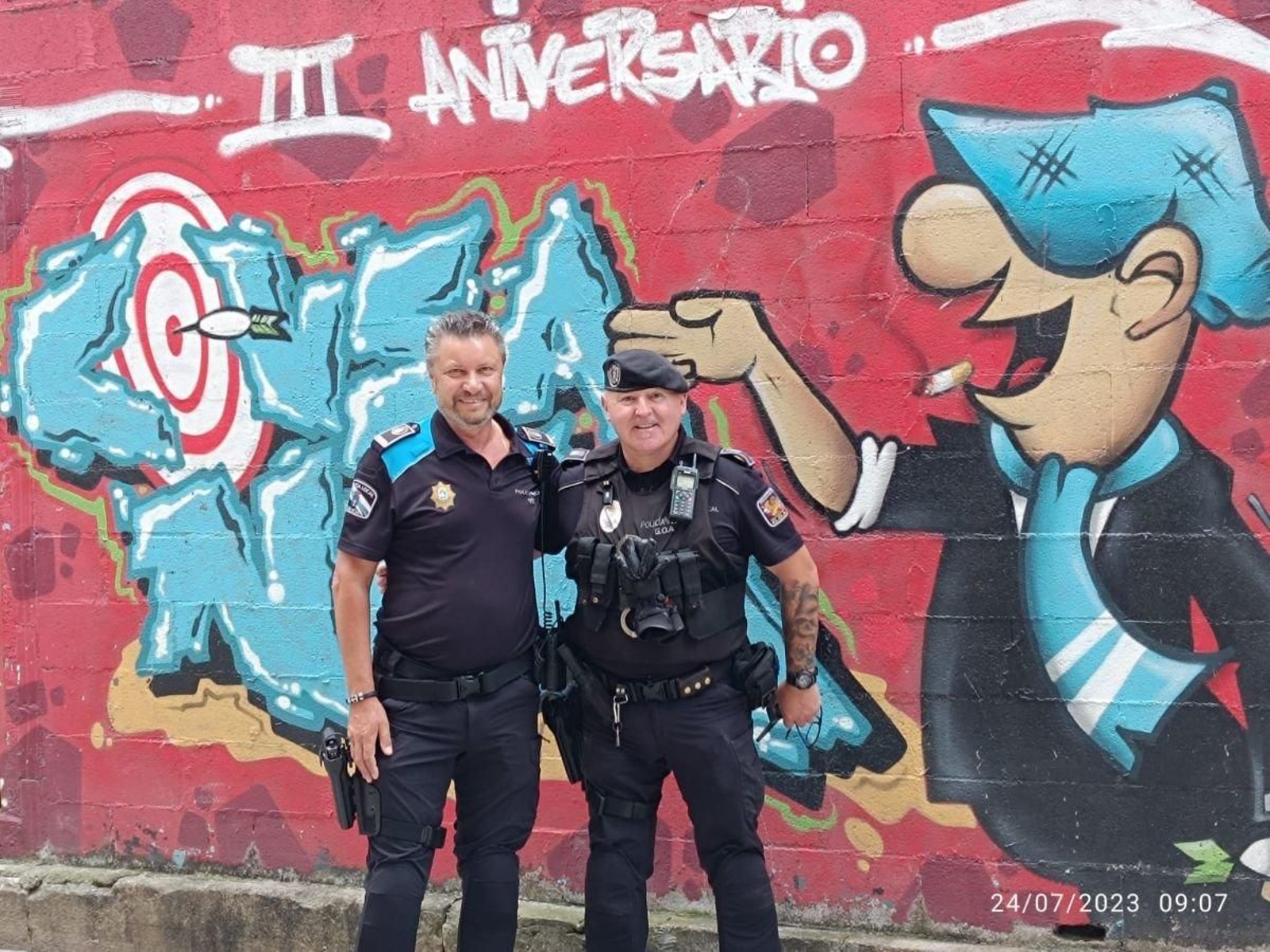 El inspector Emilio Herrera, junto con el policía del Goa, Juan Pablo Alonso, dos de los más veteranos del cuerpo.