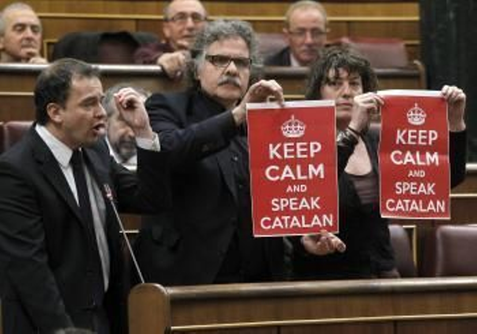 Parlamentarios de ERC muestran pancartas durante la intervención de su compañero de partido Alfred Bosch en la sesión de control al Ejecutivo que hoy celebra el Congreso de los Diputados