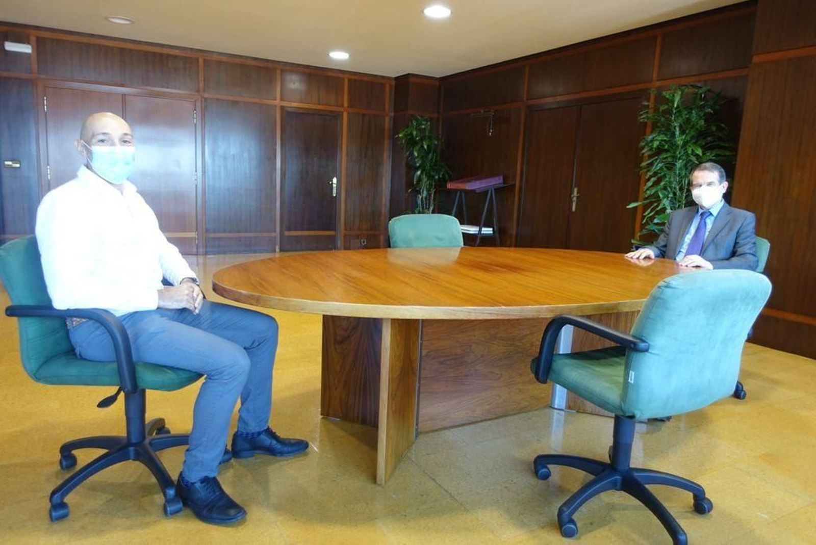 Abel Caballero recibió al director del ICEX, Sergio Prieto que tras tres años en Vigo lo deja para incorporarse al consejo de la representación permanente de España en Naciones Unidas la OMC. Para Caballero, este nombramiento "abre vías de interlocución".