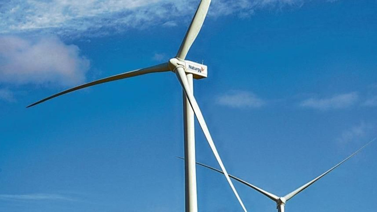 Grupo de molinos de viento en un parque eólico.