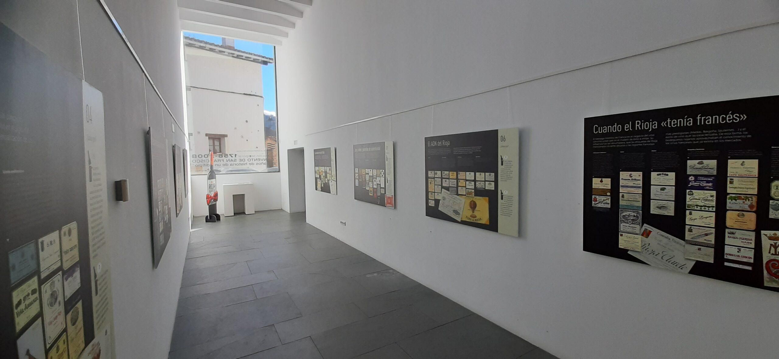 El Centro de la Emigración Riojana de Torrecilla en Cameros acoge durante estos días la exposición 'El Rioja de etiqueta', y que podrá visitarse hasta el próximo 12 de febrero.