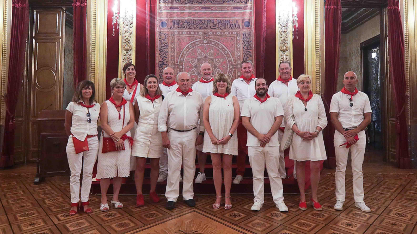 La consejera Ollo y el presidente Lasserre, con el resto de la delegación de Pirineos Atlánticos