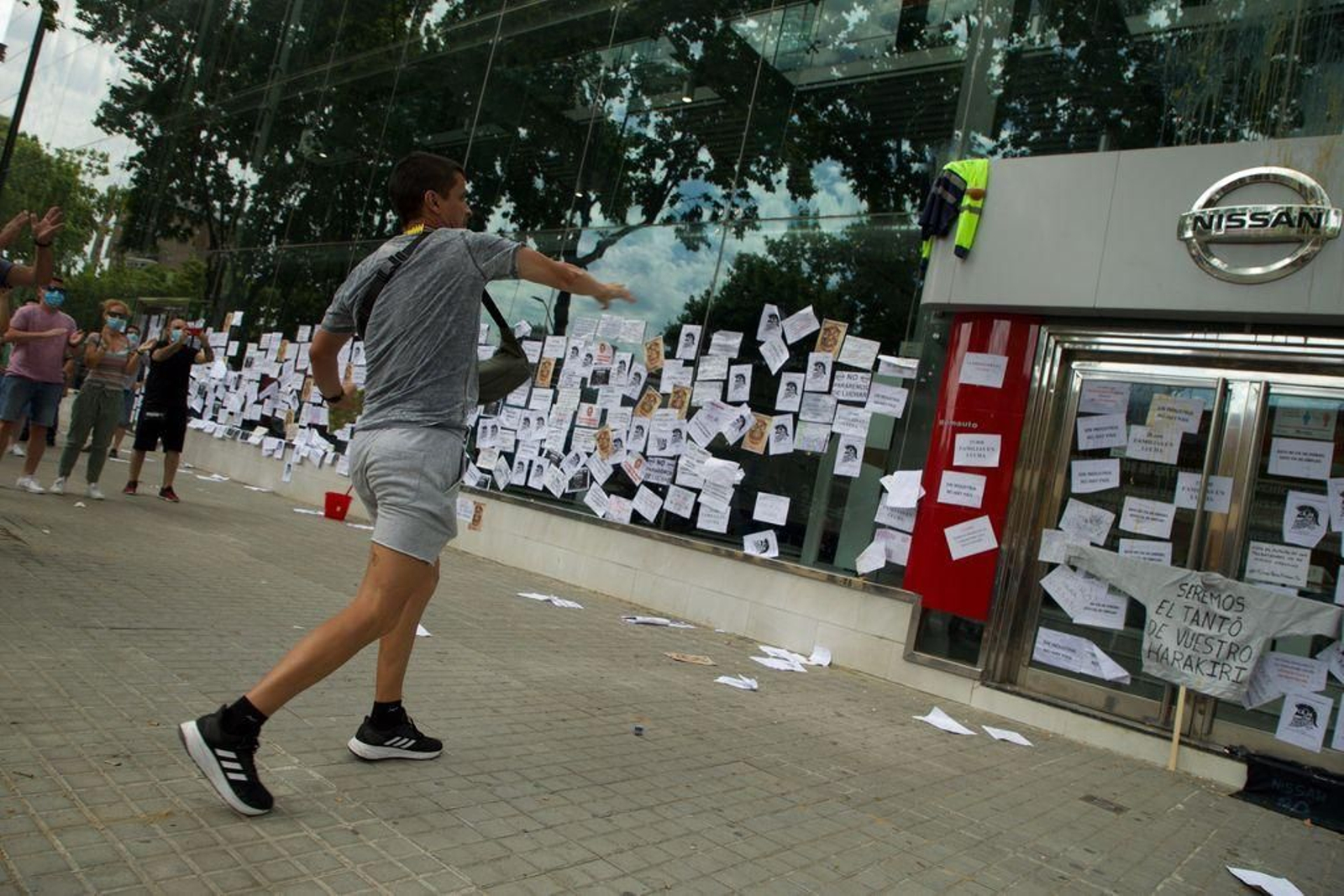 Protesta de trabajadores de Nissan en Barcelona, ante un concesionario de la marca japonesa.