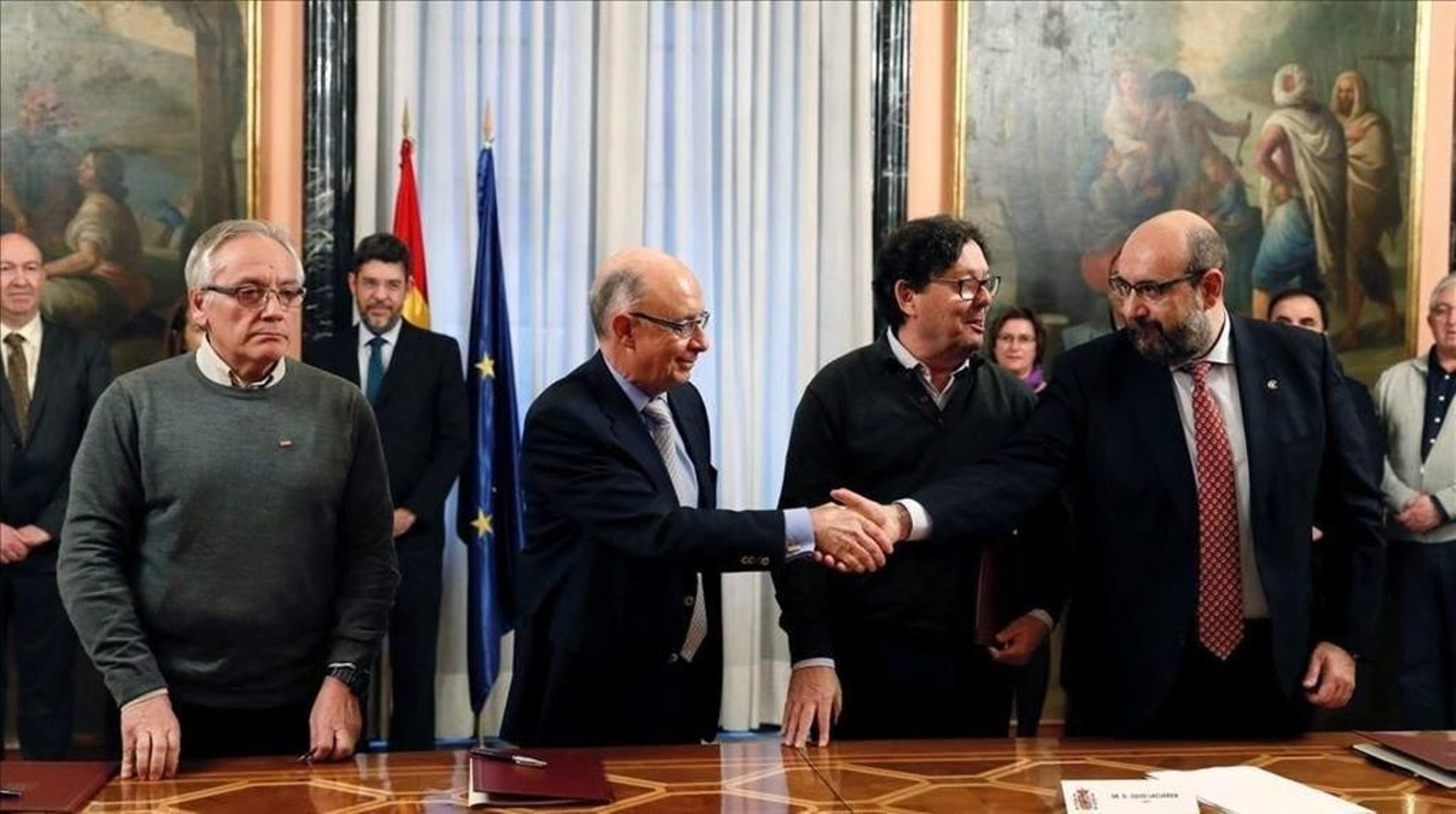 El ministro Montoro saluda al representante del CISF Miguel Borra, tras firmar el acuerdo en 2018.