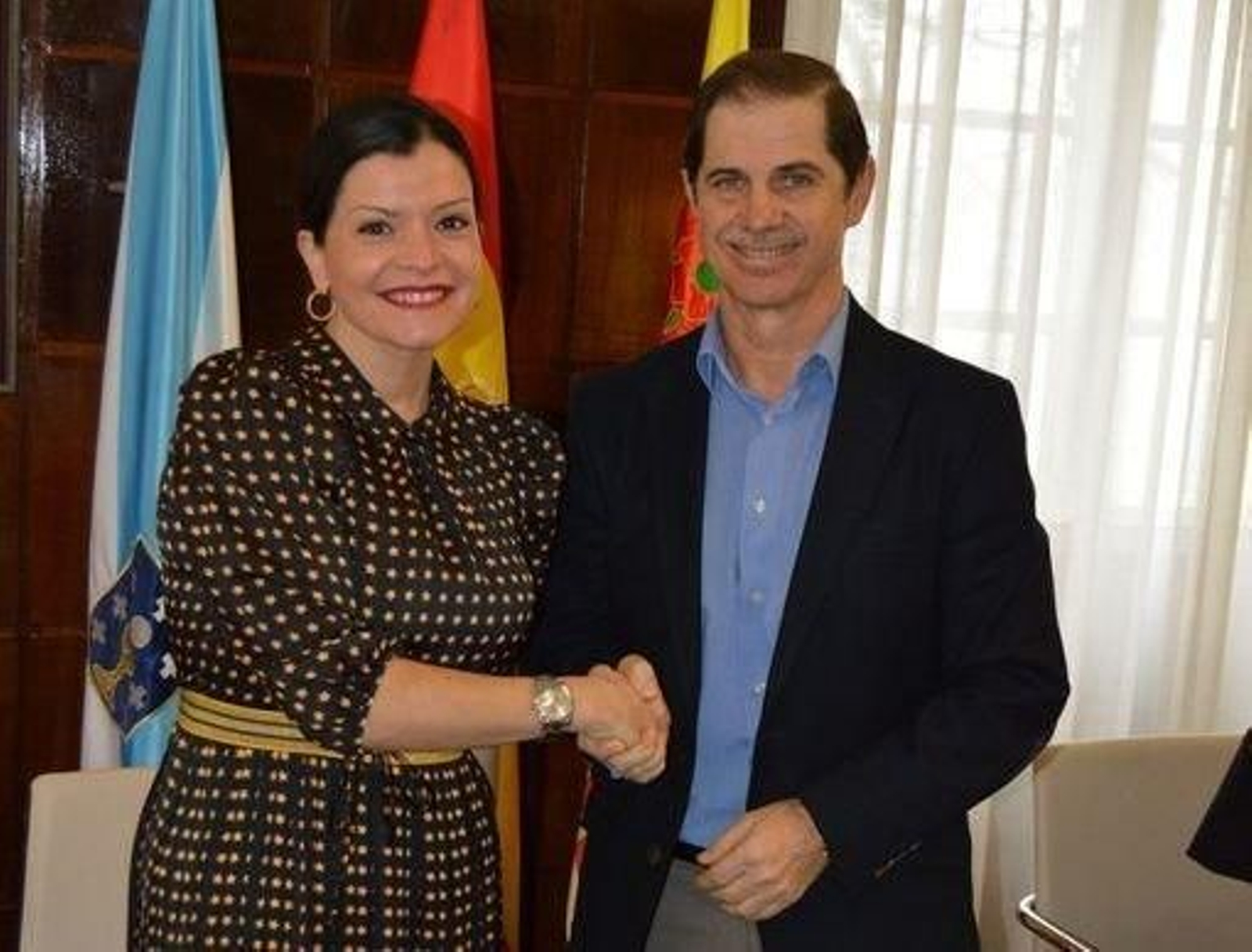 Arévalo y Marín sellan con un apretón de manos el convenio.