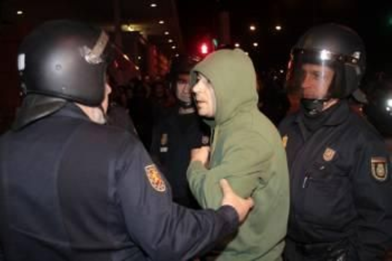 Efectivos de la Policía Nacional impiden el acceso de los piquetes a la entrada de la fábrica de Citroen en Vigo, (Foto: Salvador Sas)
