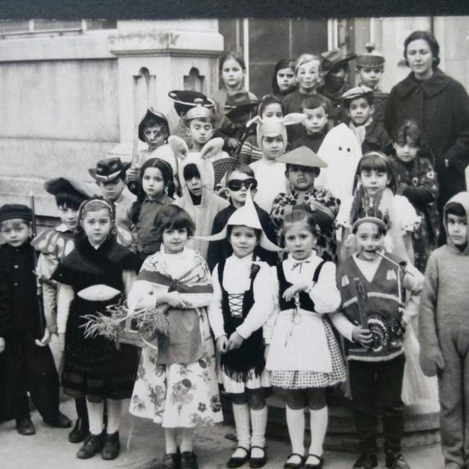 Alumnado en las escaleras de acceso a las aulas del Colegio Alemán.