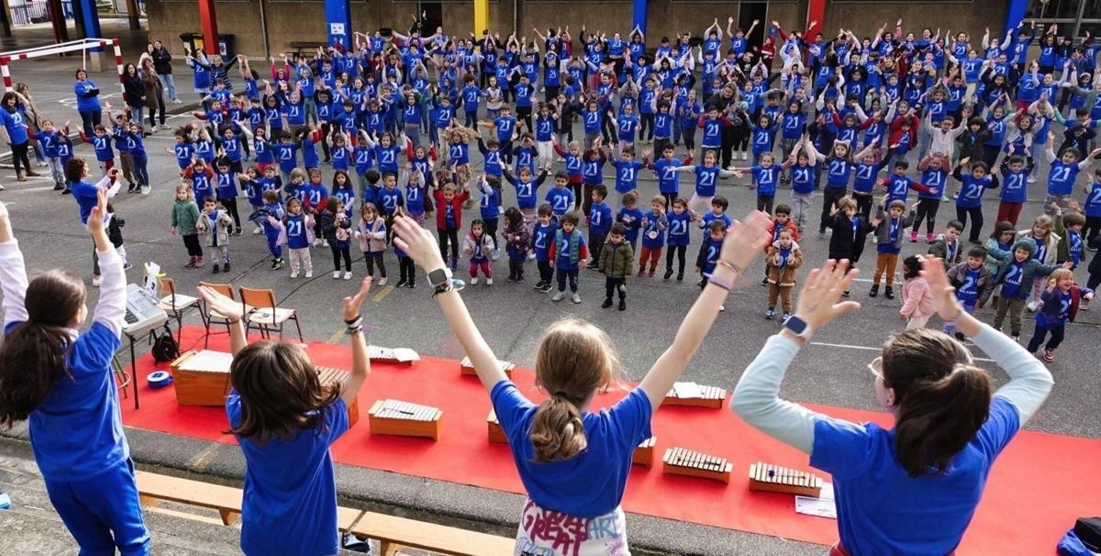 Alumnos del colegio Pintor Laxeiro durante la celebración del Día de la Paz con diversos actos en el patio del centro escolar.