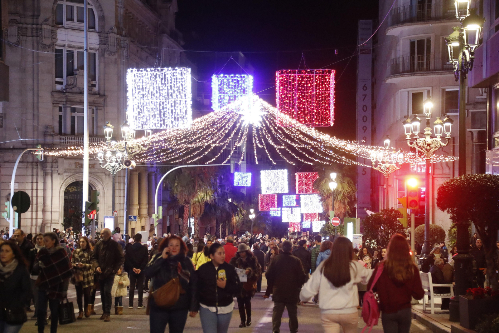 Los fuegos artificiales y los motivos navideños sorprendieron a todos con el mayor despliegue de los últimos años.