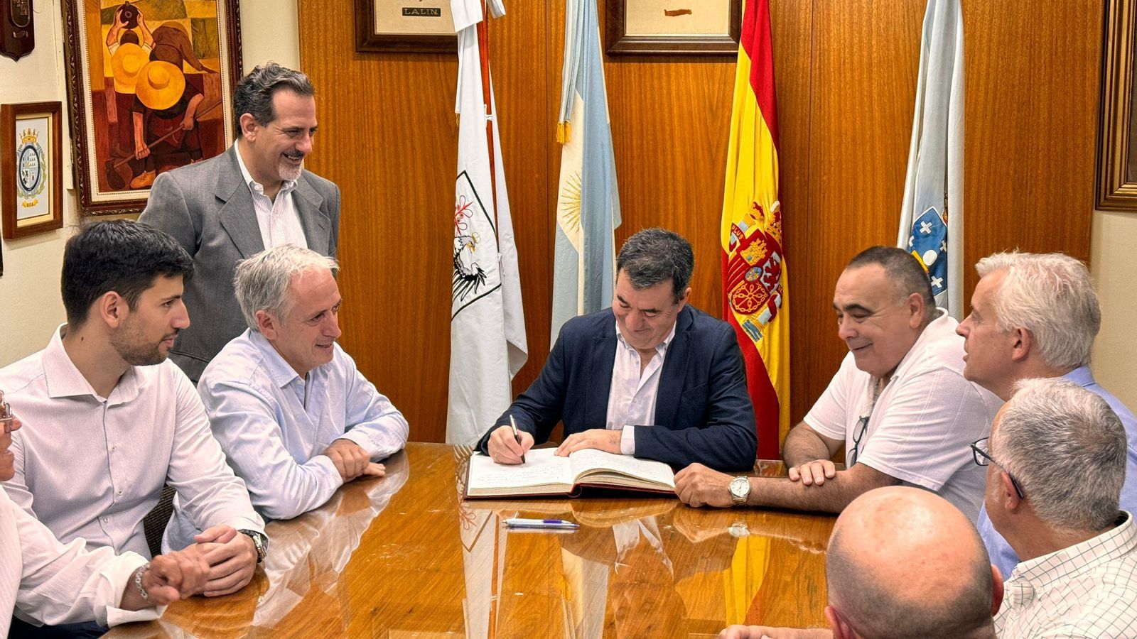 Firmando el libro de visitas del Centro Lalín, junto a José González Costa, Alejandro Lòpez Dobarro, Fernando López Pereira y Julián Seoane.