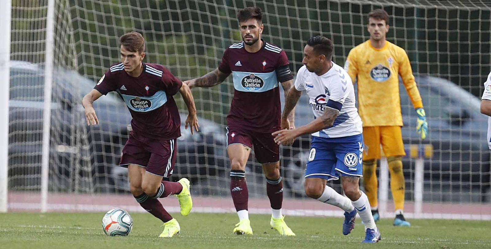 Denis Suárez trata de iniciar el juego desde el área propia ante la mirada de Costas y la persecución de Santana.