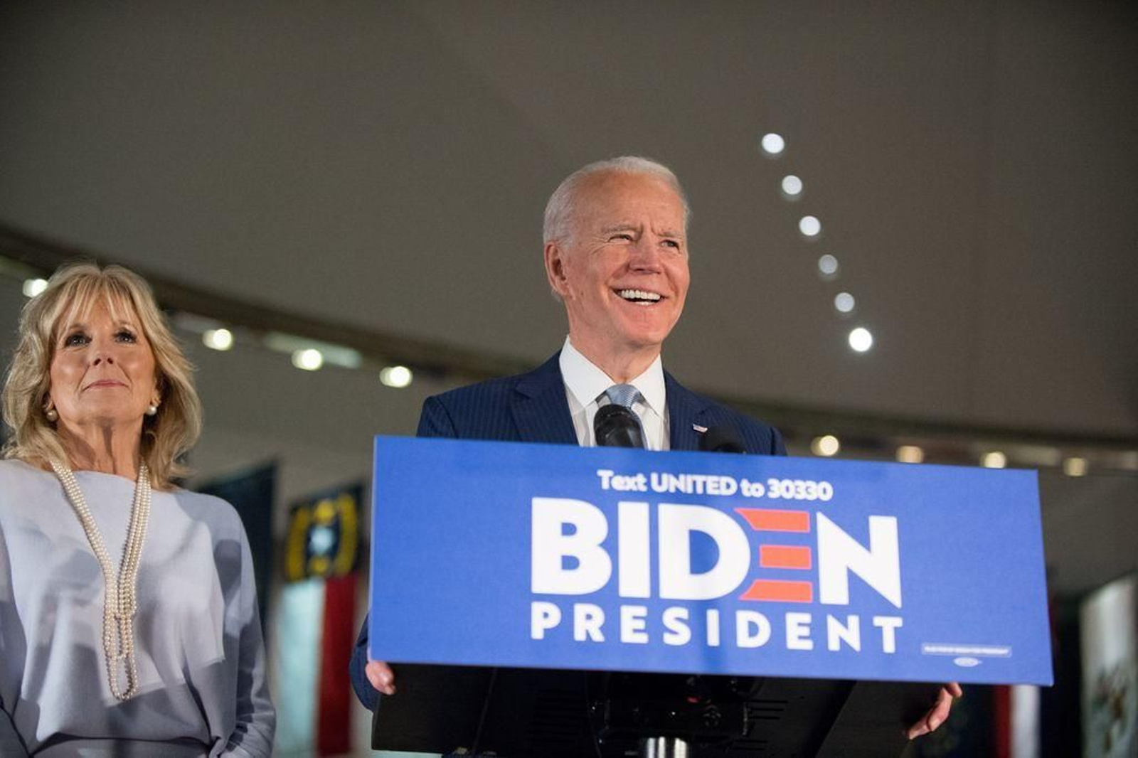 Joe Biden, acompañado de su esposa Jill, sonríe después de su amplia victoria del martes.