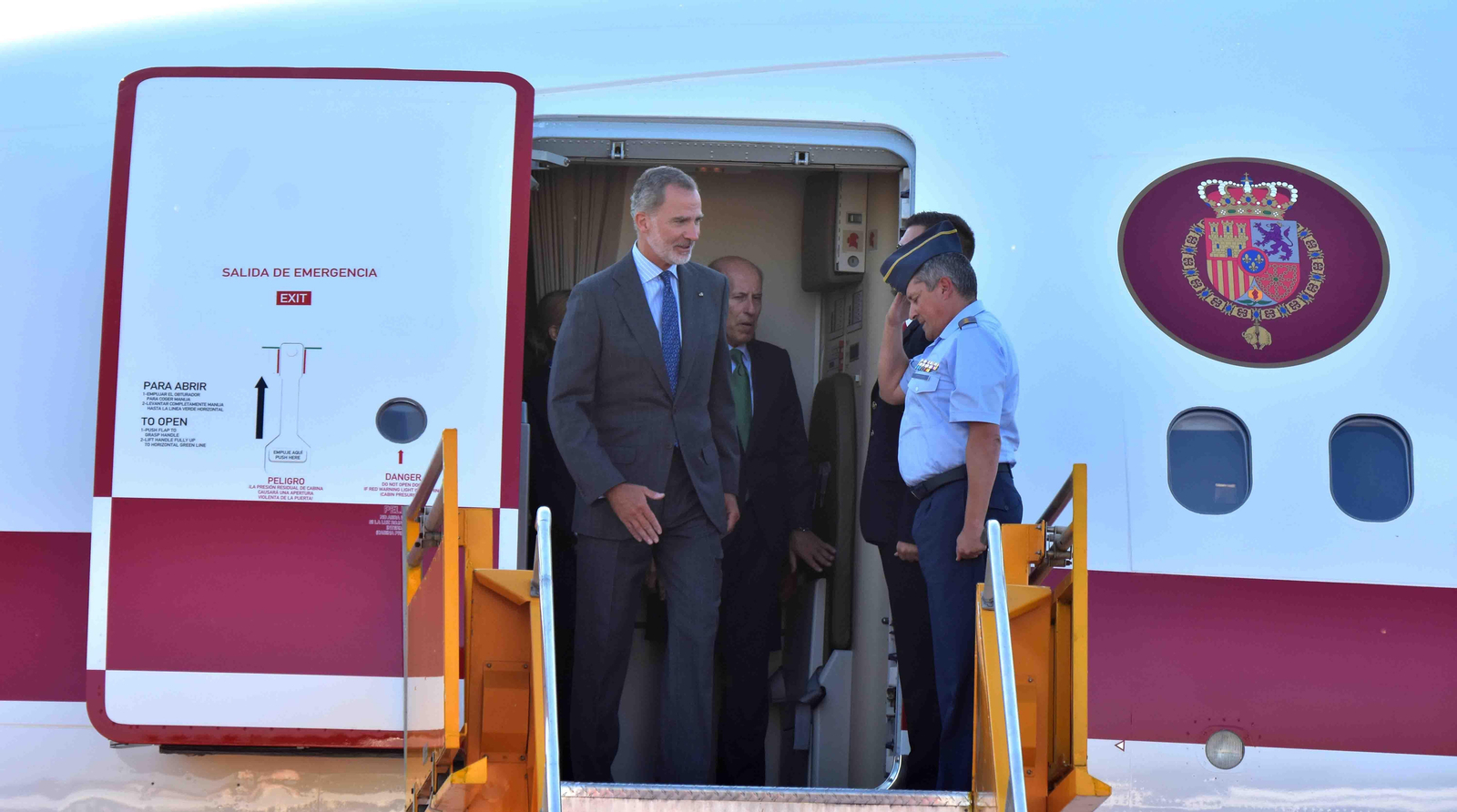 El rey de España, Felipe VI, en el Aeropuerto Internacional Silvio Pettirossi, de la ciudad de Luque -vecina a Asunción- (Paraguay). EFE/ Daniel Piris