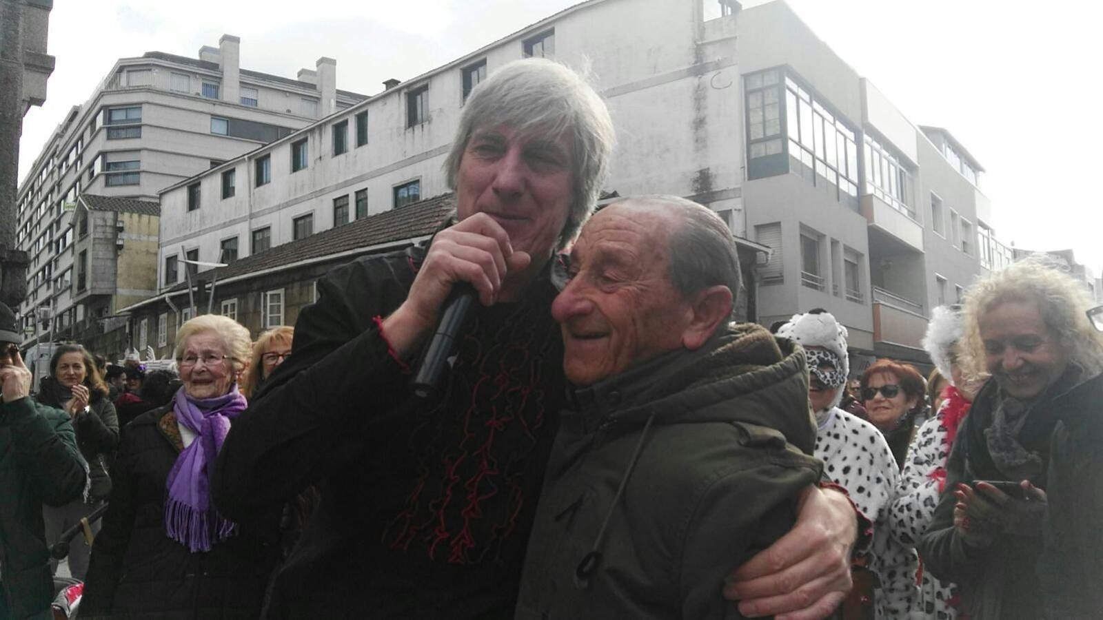 Tony Lomba, micrófono enristre,  tras percartarse de la presencia del inefable y querido 'Cuquín' en la Plaza de Antonio Palacios, no dudó en acercarse para abrazarle y rendirle un pequeño homenaje a quien , año tras años, es y será el alma de
