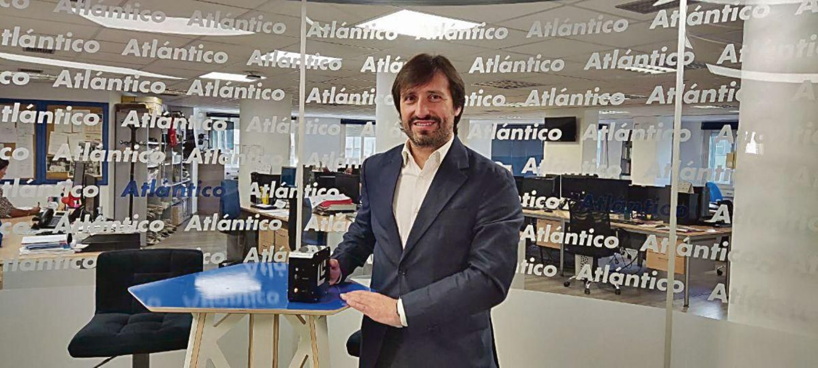 Héctor Estévez, durante la entrevista en el set de Atlántico TV.