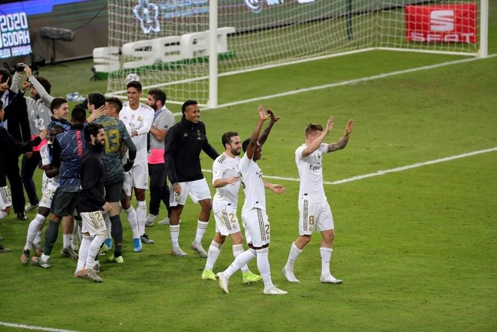 Los jugadores del Real Madrid celebran la victoria ante el Atlético de Madrid