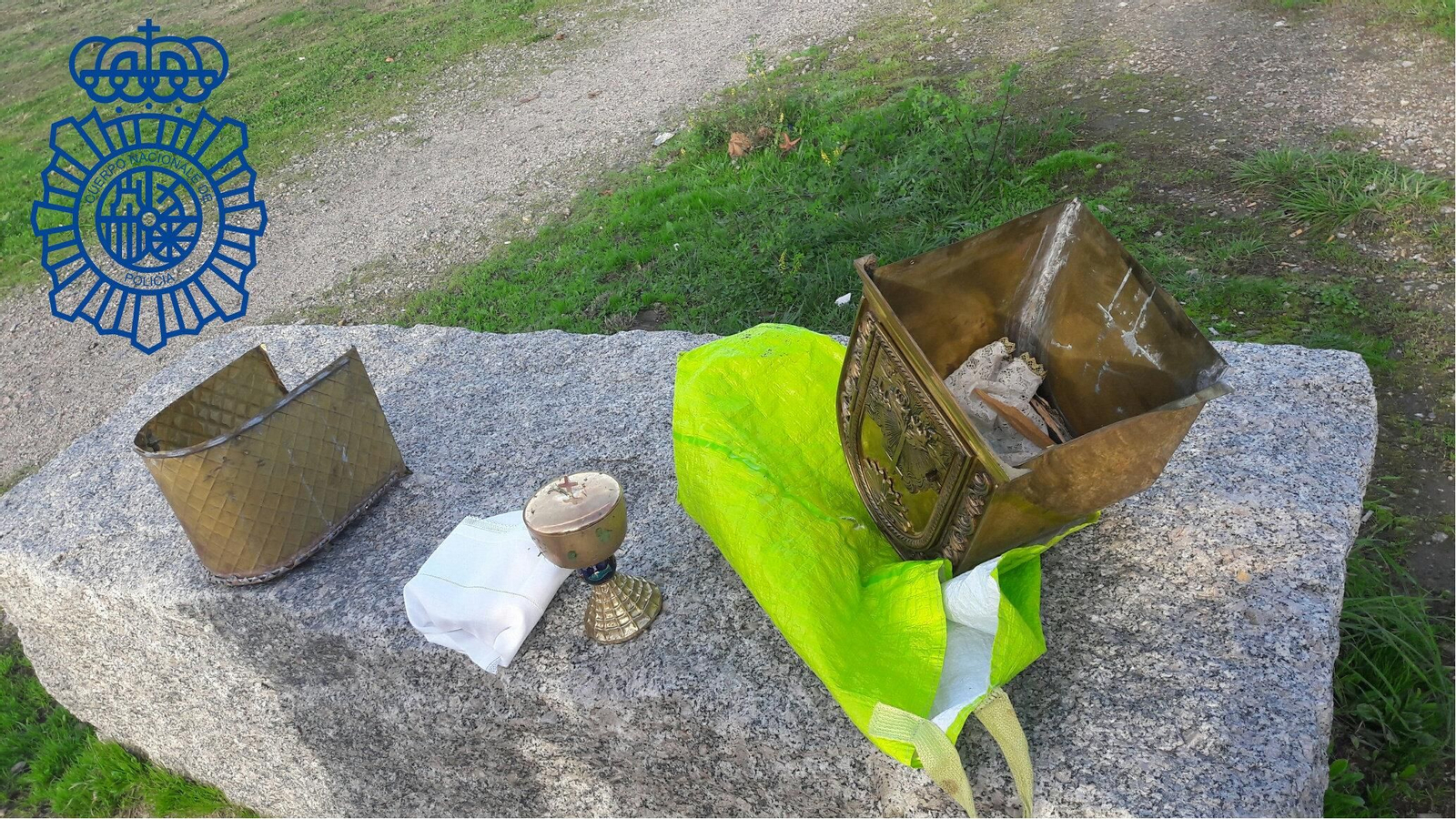 El sagrario de metal, conteniendo en su interior un copón y una teca, con un valor superior a mil euros