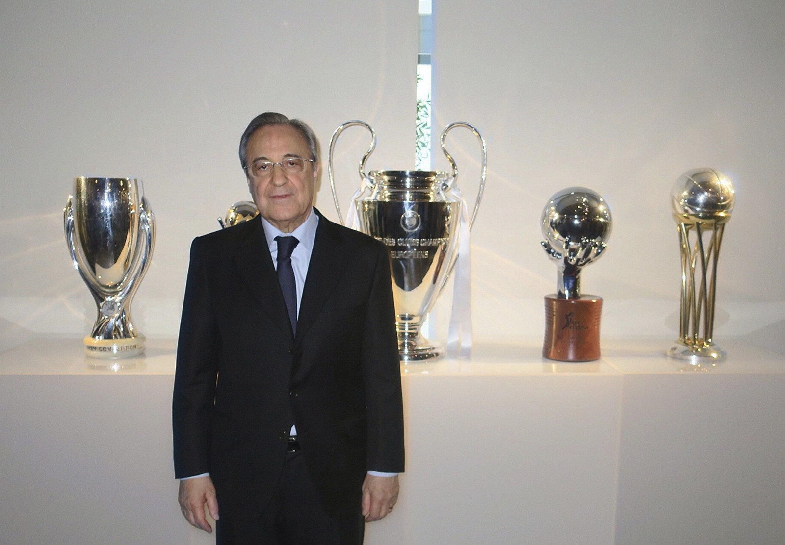 Florentino Pérez posa con los últimos trofeos logrados por el Madrid.