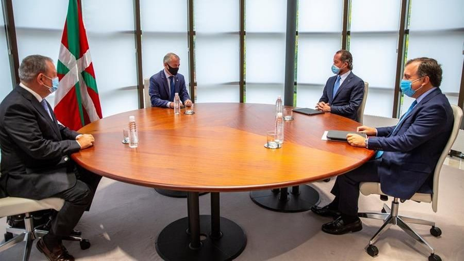 El lehendakari, Iñigo Urkullu (2i), y el consejero de Economía y Hacienda, Pedro Azpiazu (i), reciben este lunes en la sede de la Presidencia del Gobierno Vasco en Vitoria al presidente de Abanca, Juan Carlos Escotet (2id), y al consejero delegado, Francisco Botas (d).