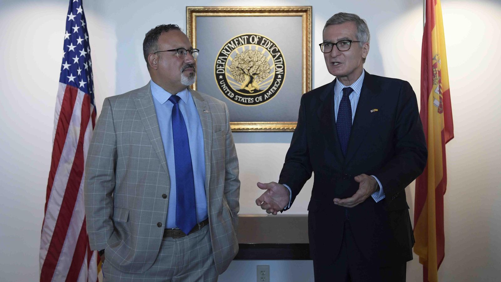 El secretario de Educación de EE.UU., Miguel Cardona (i), y el embajador de España en Washington, Santiago Cabanas (d) -en nombre de la ministra española de Educación, Pilar Alegría-, hablan previo a la firma del nuevo Memorándum de Entendimiento entre ambos departamentos para promover una educación bilingüe en la sede del Departamento de Educación en Washington (EE. UU).