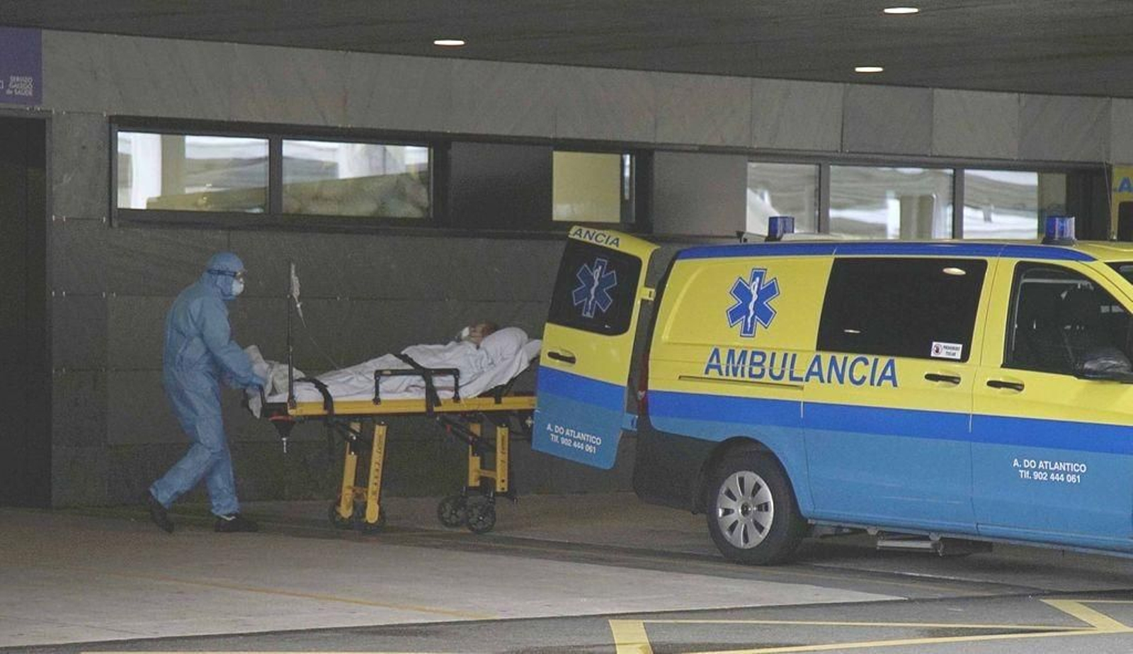 Traslado ayer por la tarde de un paciente en el hospital Álvaro Cunqueiro.