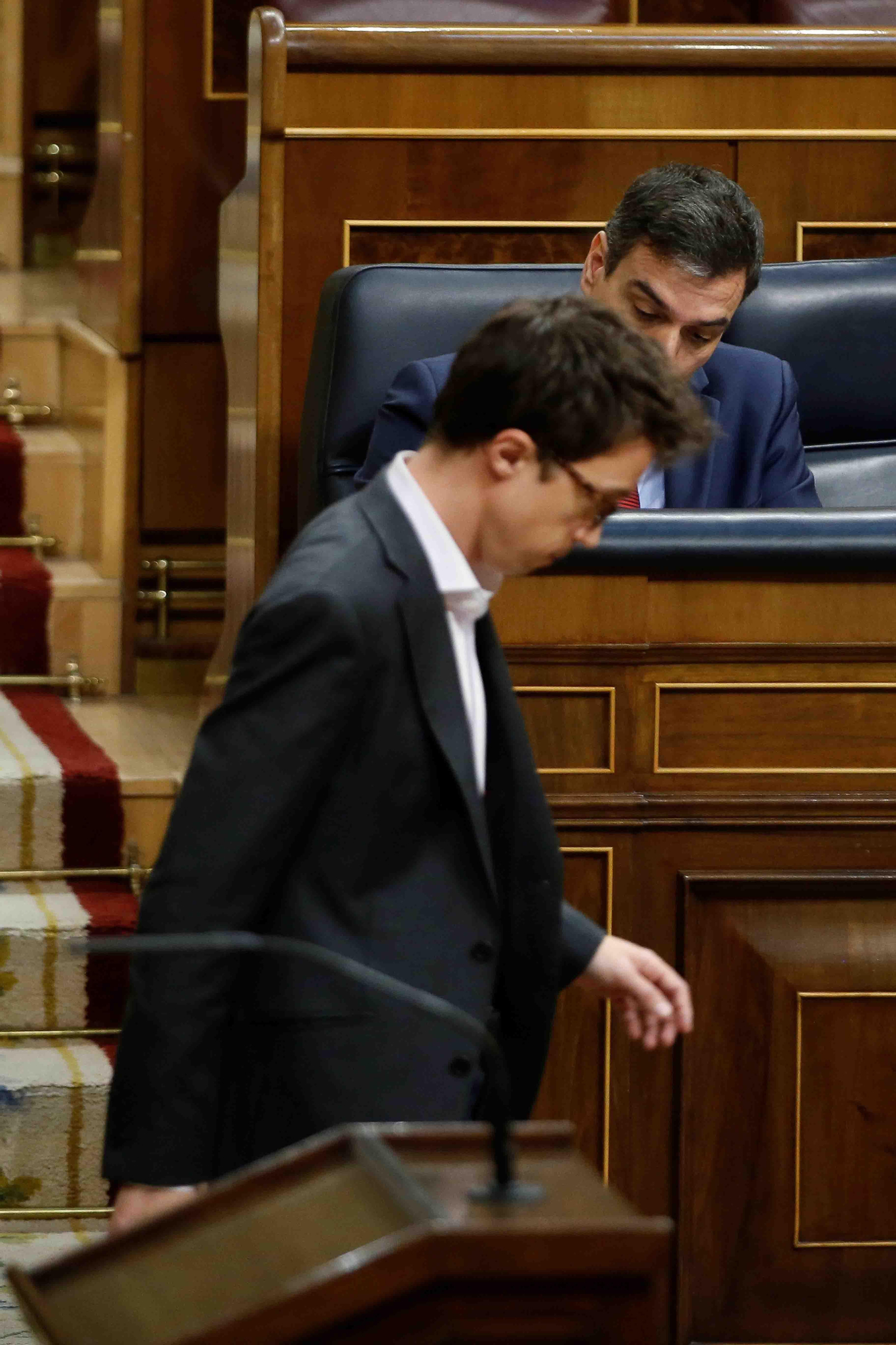 El líder de Más País Íñigo Errejón pasa ante el presidente del Gobierno, Pedro Sánchez. EFE/Mariscal POOL
