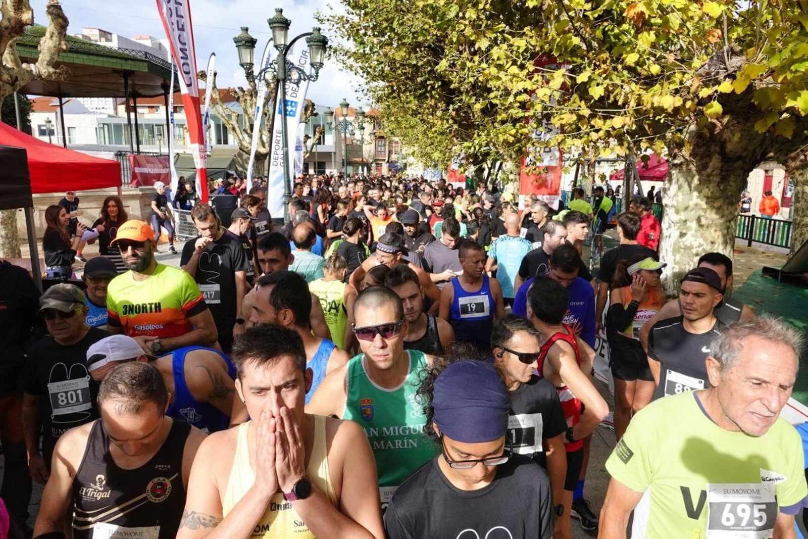 Los corredores agrupados, a la espera de dar la salida de una de las pruebas de Avempo ayer en Bouzas.