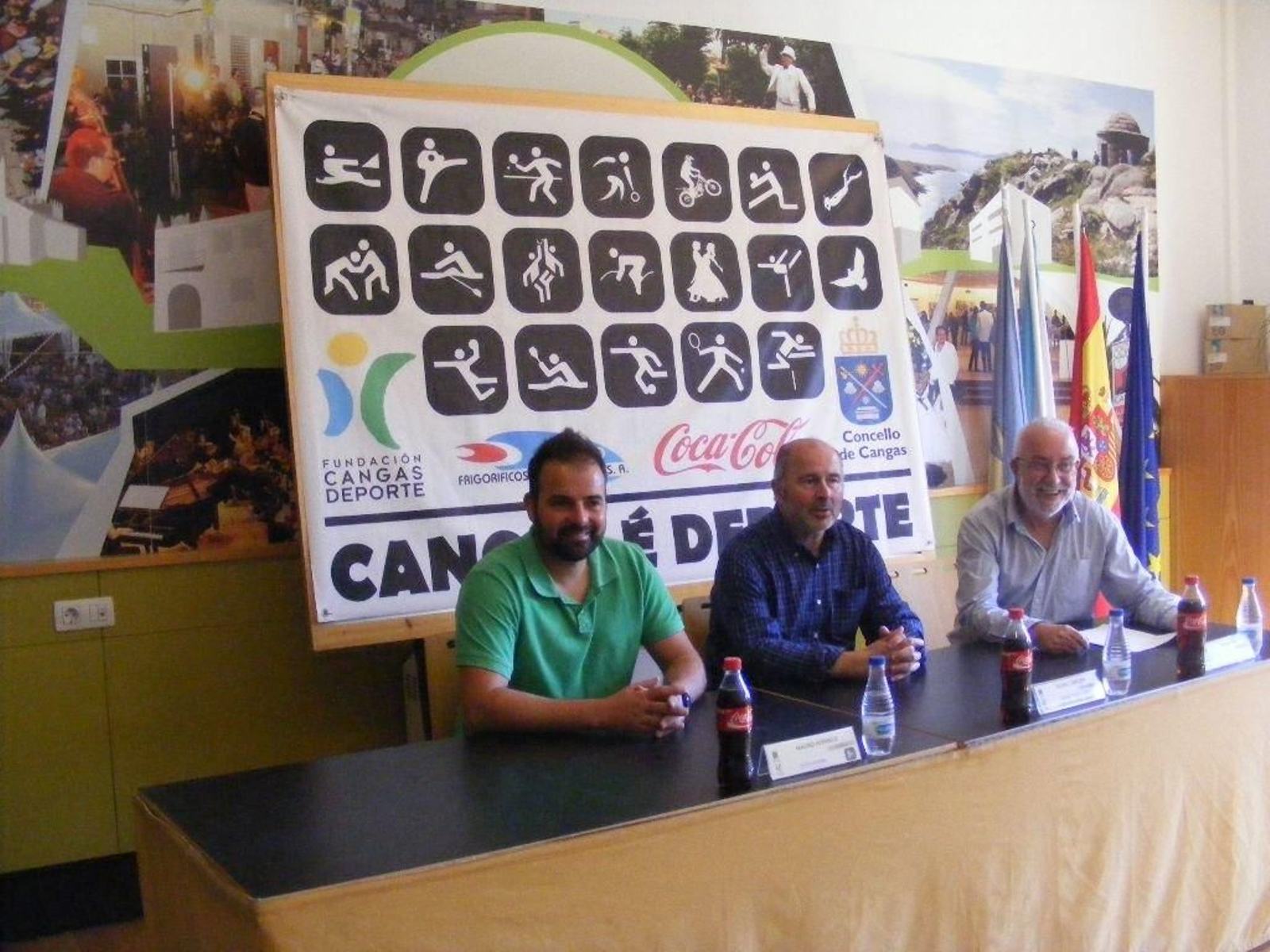 El edil de Deportes de Cangas, Xoán Chillón (c), presentó el evento junto a representantes de la organización.