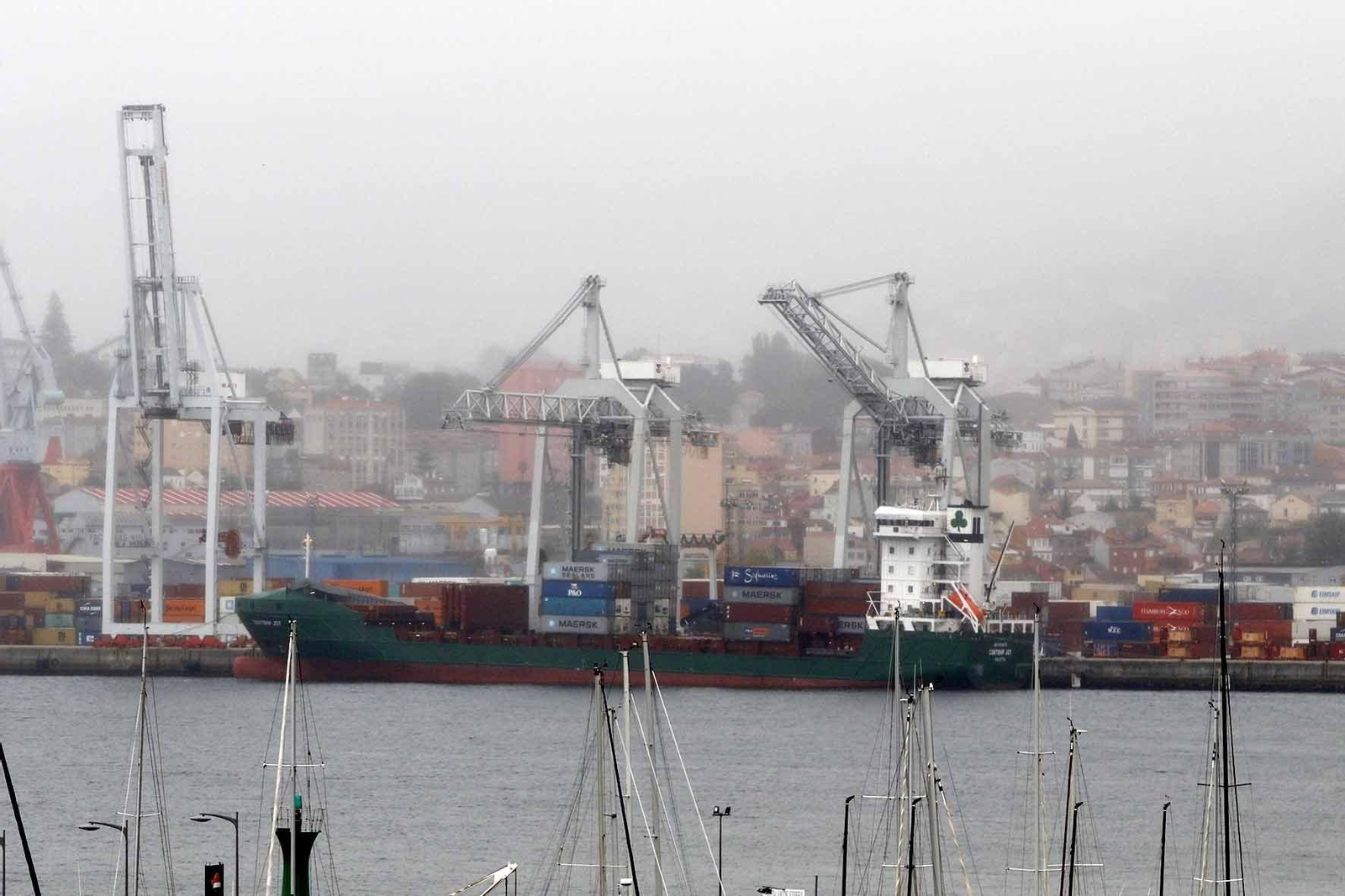 Por la tarde entre un portacontenedores en Guixar con contenedores de Maersk.