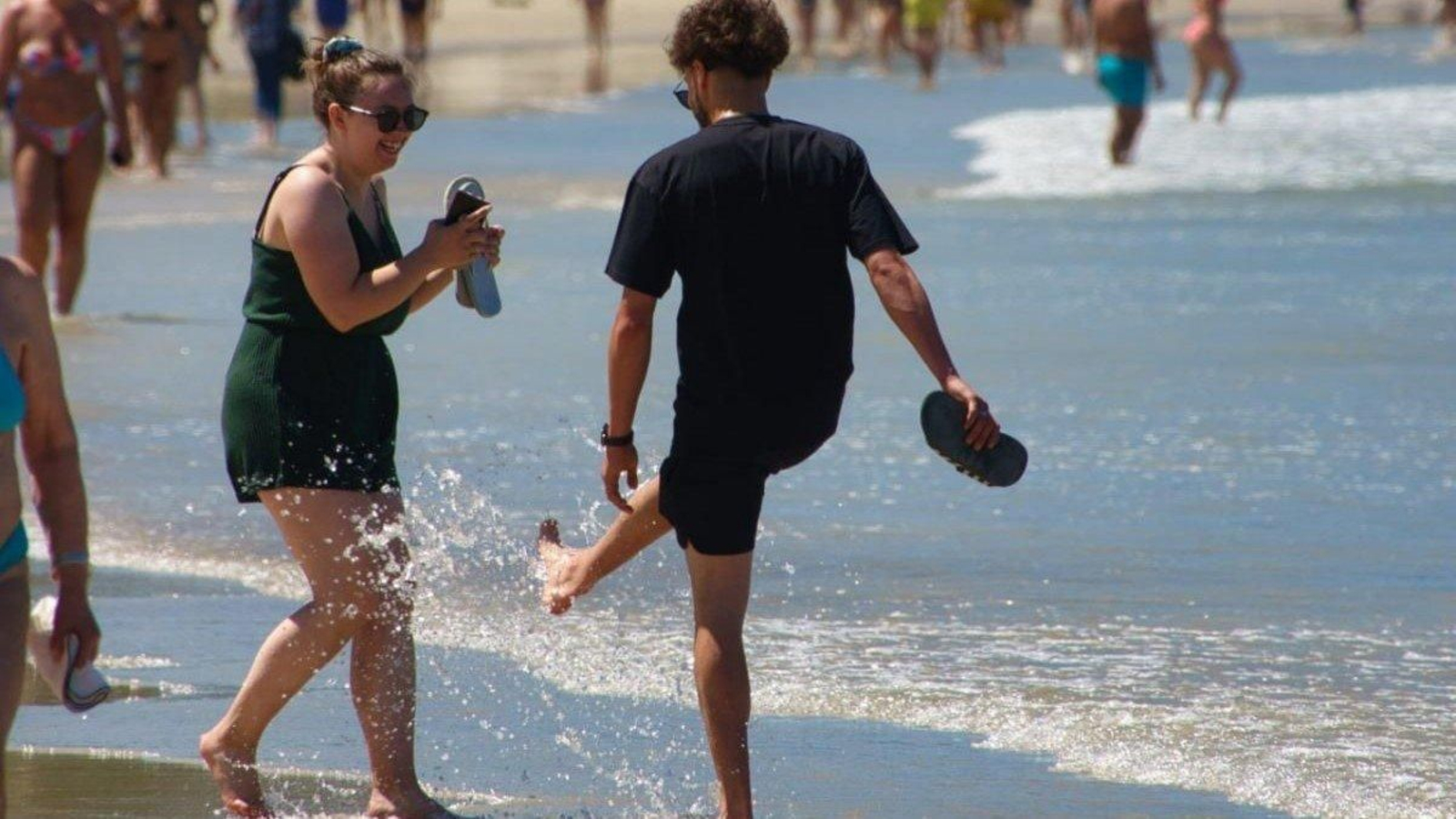 Una imagen de ayer en la playa: 29 grados, pero el agua del mar, muy fría.