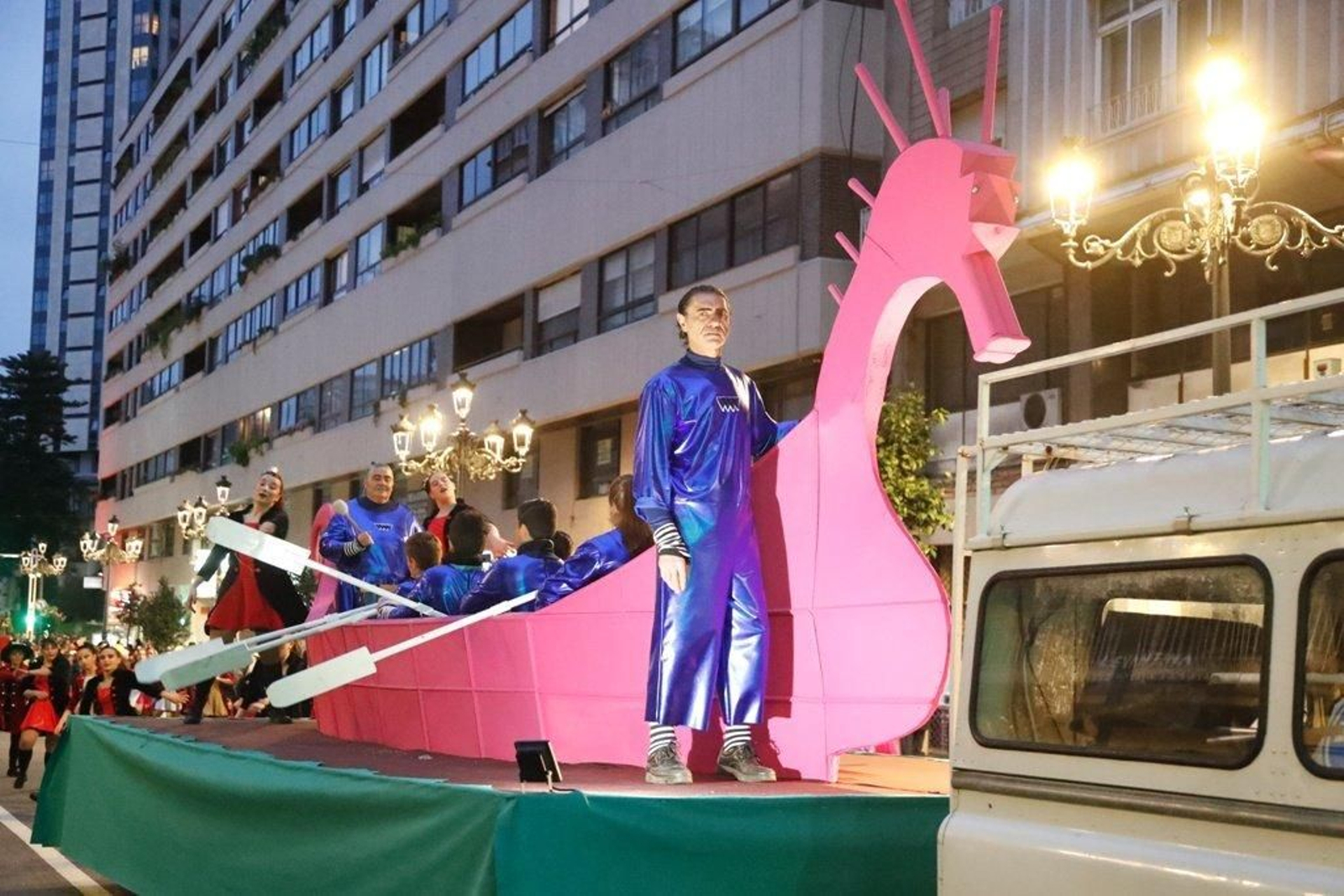 Las comparsas calientan el Entroido en Vigo Foto JVLandín 12