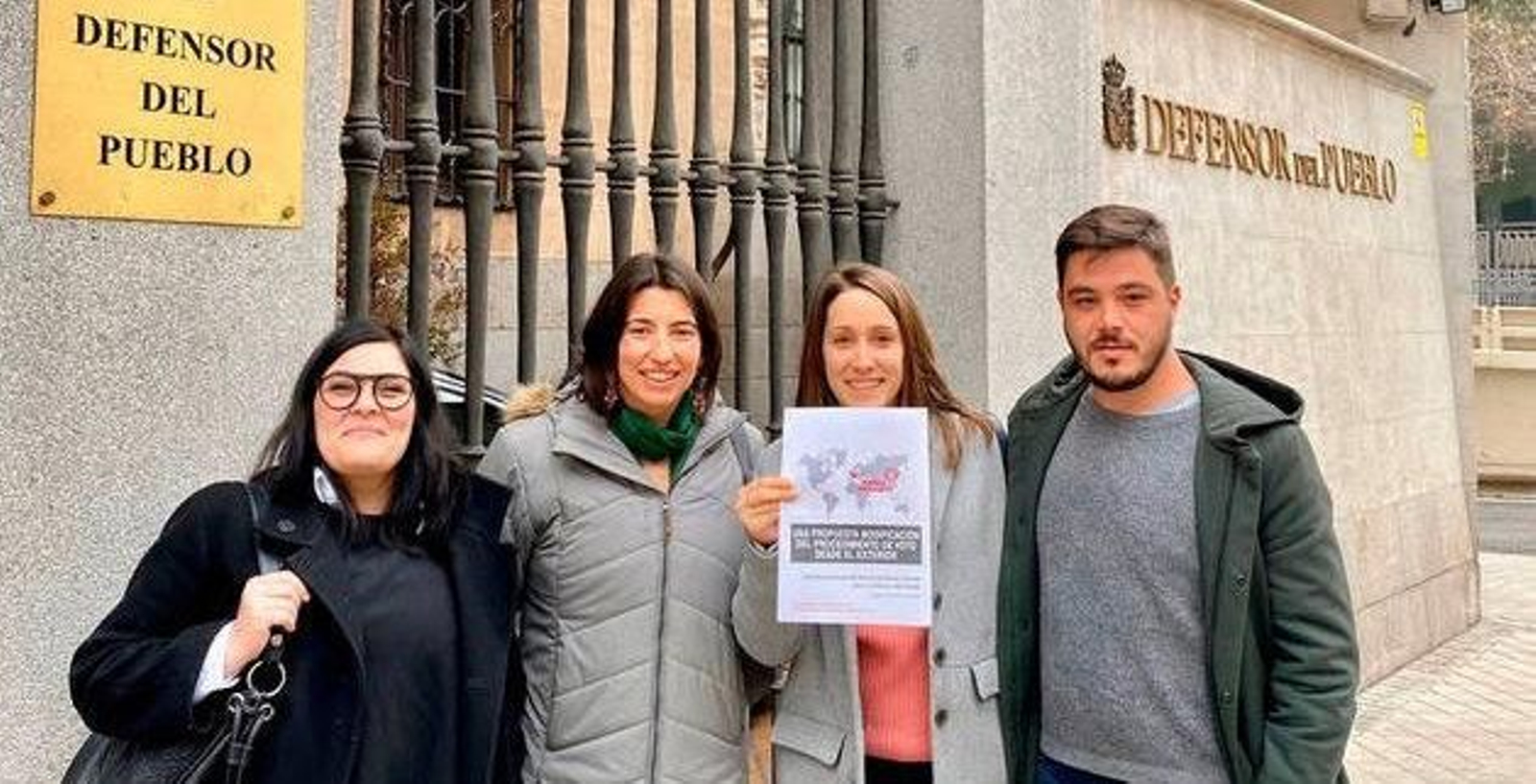 Representantes de Marea Granate tras reunirse con el Defensor del Pueblo. Foto:Europapress