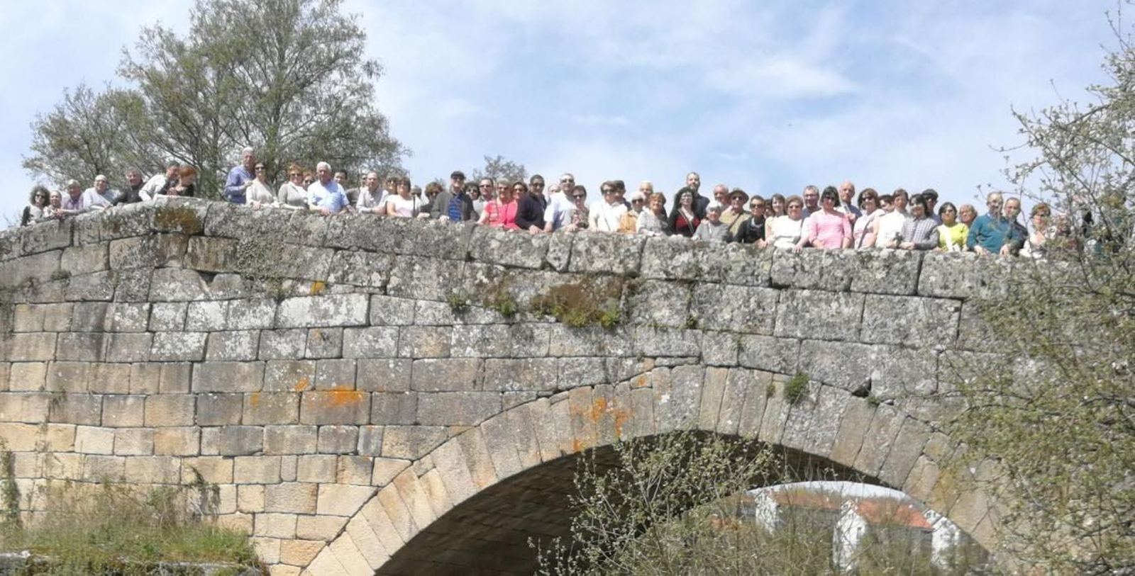 Allariz fue el punto de partida de la excursión organizada por la entidad gallegoburgalesa por Galicia.