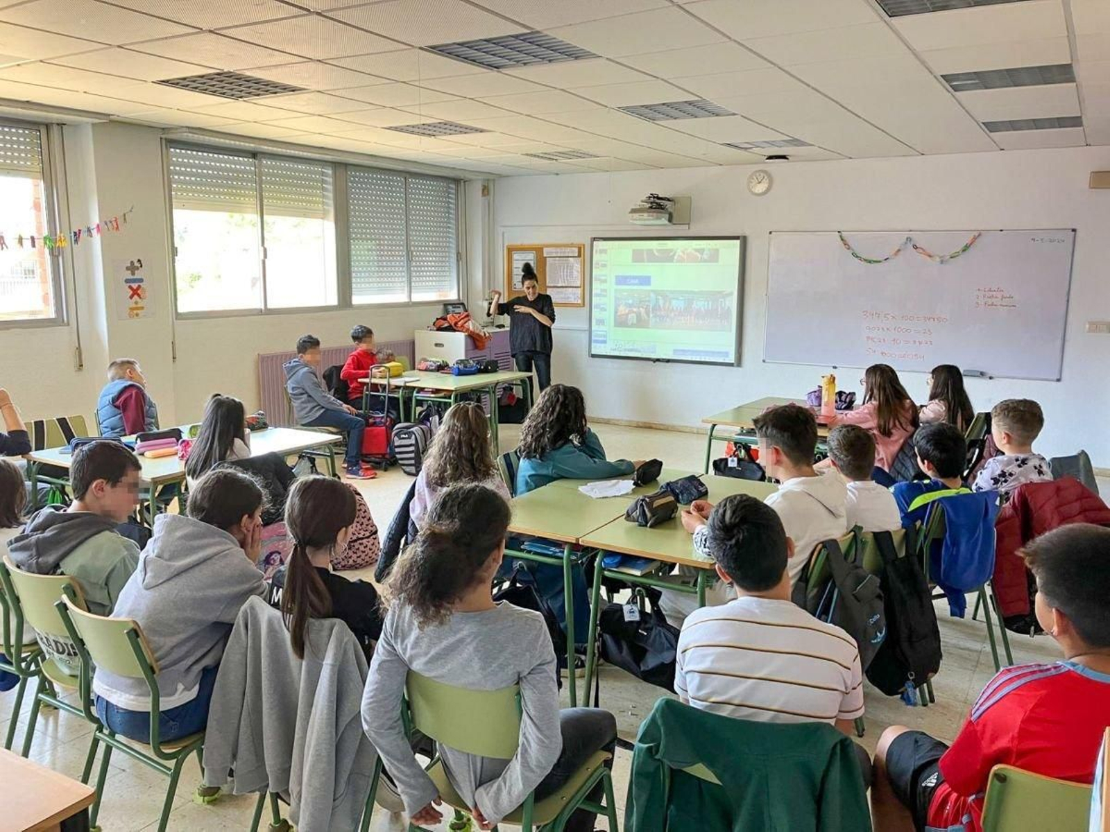 Imagen de uno de los encuentros, donde los jóvenes pueden dar a conocer sus inquietudes.