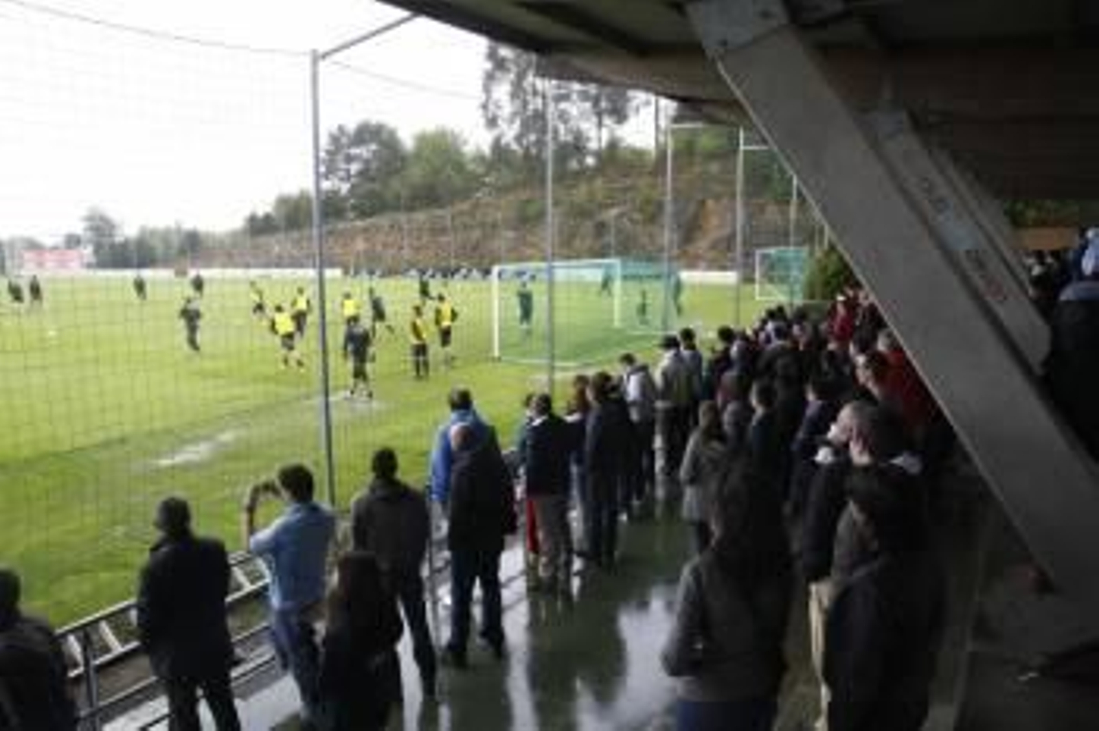 Algunos de los 200 aficionados que acudieron al último entrenamiento del Celta en A Madroa. (Foto: AD)