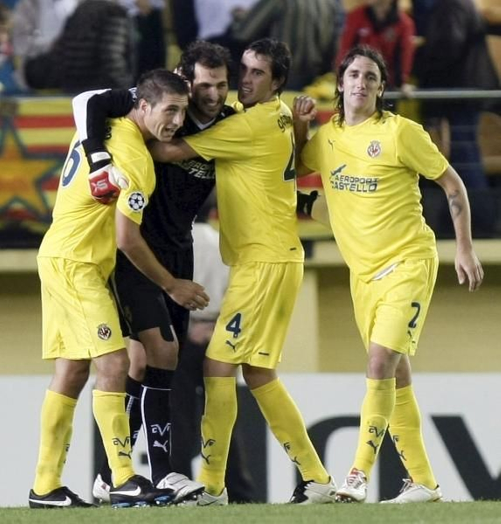 Eguren, Diego Lopez, Diego Godín y Gonzalo Rodríguez festejan la victoria. (Foto: J. C. Cárdenas)