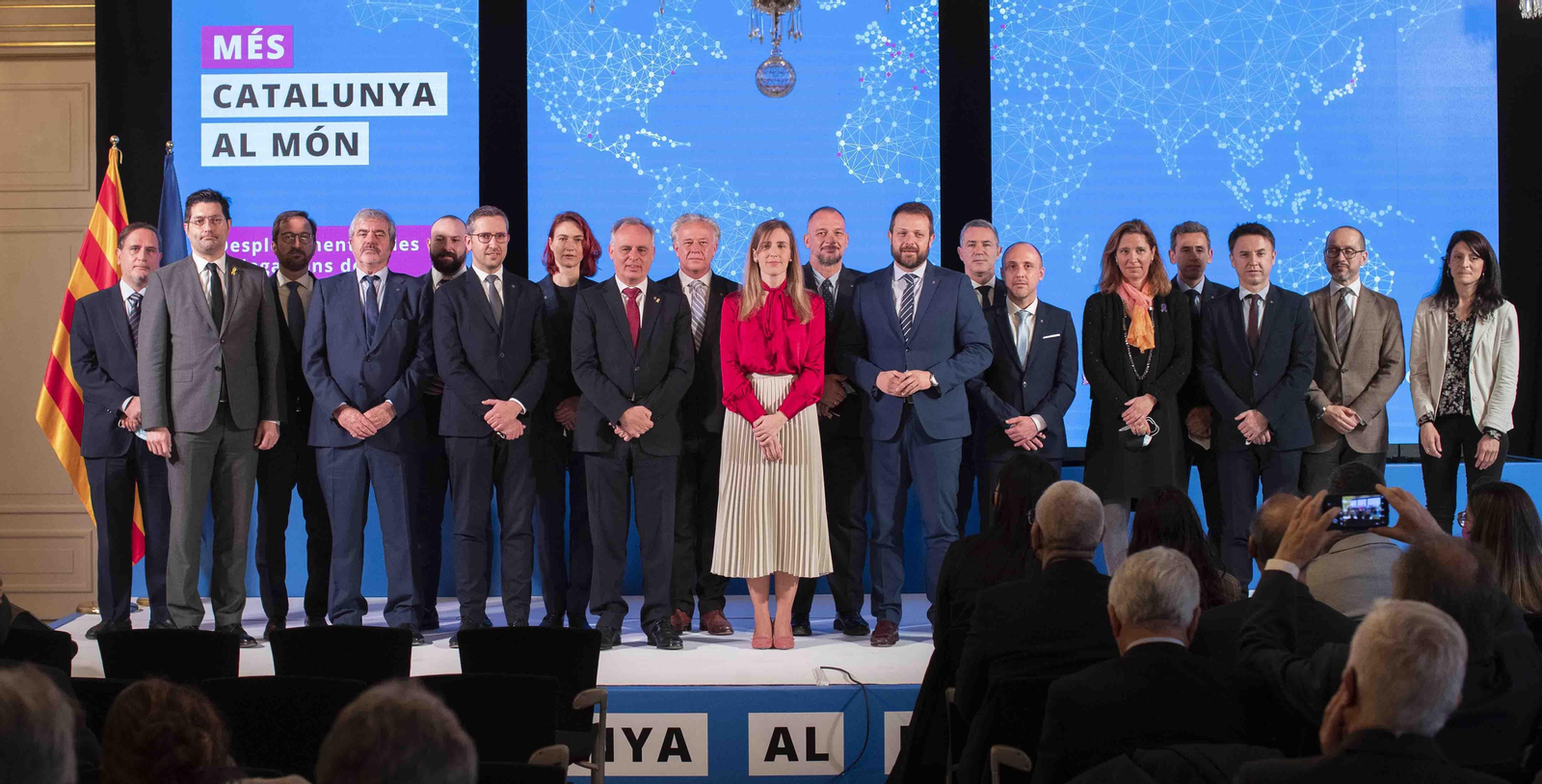 La consellera de Acción Exterior y Gobierno Abierto, Victòria Alsina, junto a los altos cargos del departamento y los delegados del gobierno catalán en el exterior. EFE/Marta Pérez