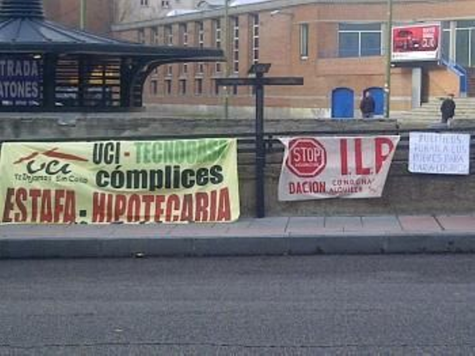 Se concentran en Plaza Castilla bajo el lema 'Sin defensa legal no hay justicia'.