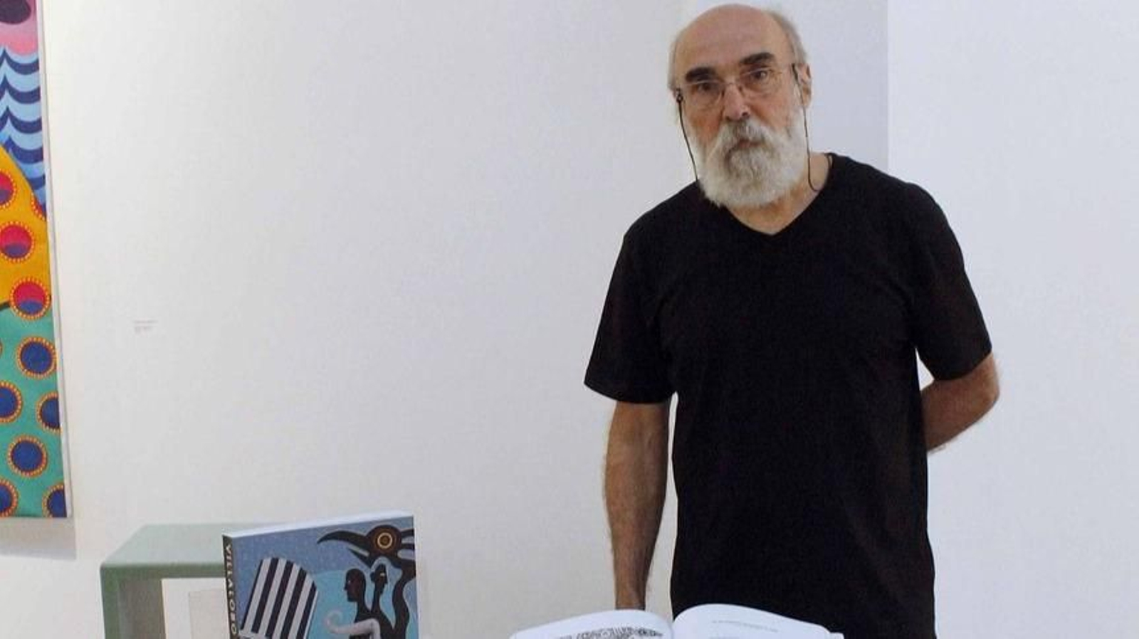 Nelson Villalobos, con el catálogo en el Museo do Mar.