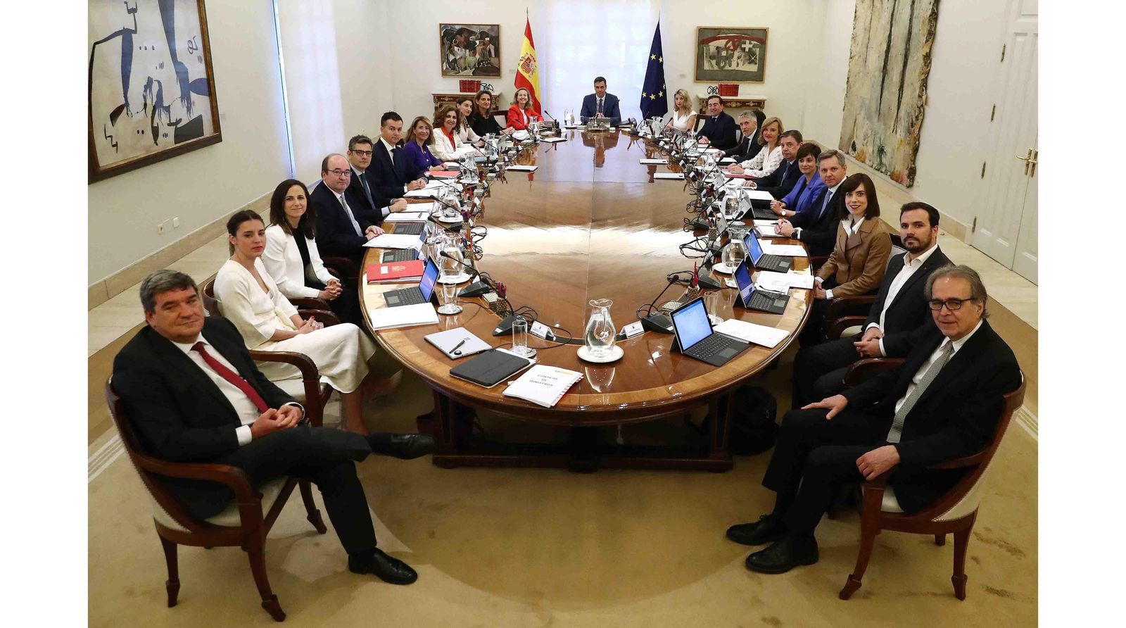 El presidente del Gobierno, Pedro Sánchez (c), al inicio de la reunión del Consejo de Ministros, celebrada en el Palacio de La Moncloa. EFE/ Pool Moncloa/Fernando Calvo