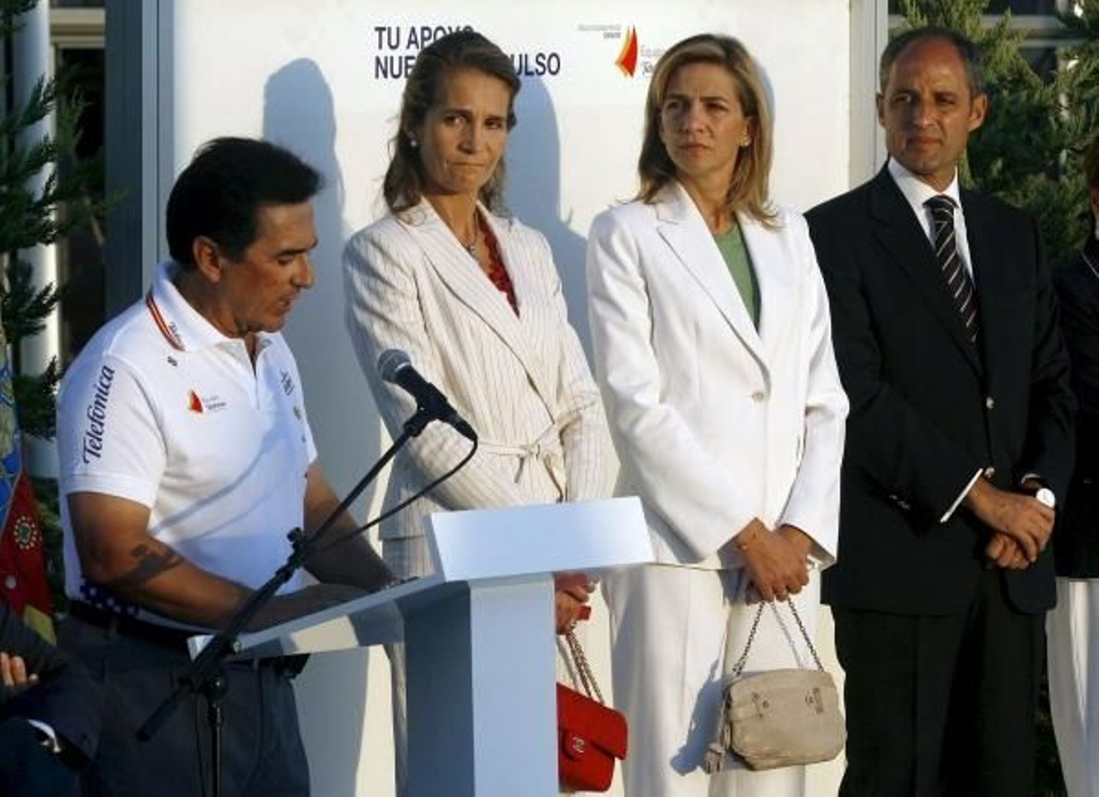 Camps, con las infantas Elena y Cristina.