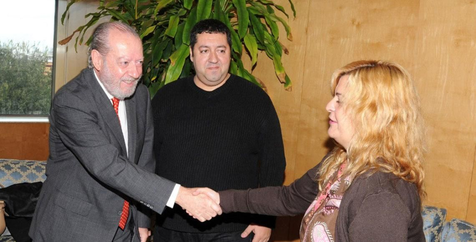 Fernando Rodríguez, presidente de la Diputación de Sevilla, recibe a Rocío Abad, presidenta de ASER, ante la presencia de Mario Alonso, de FAER.