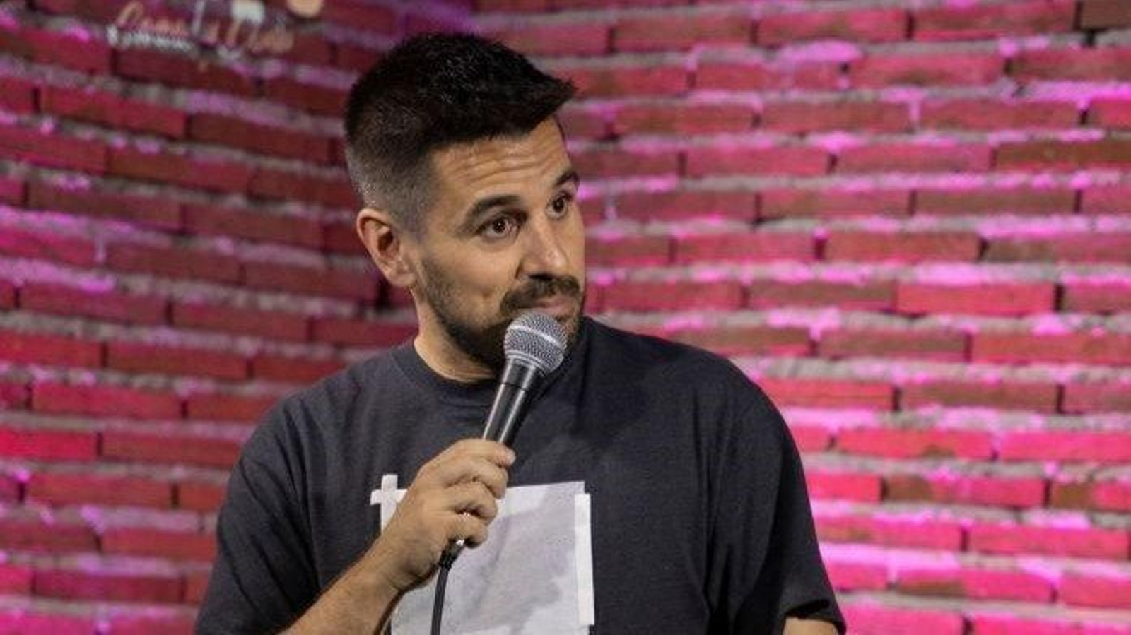 Fran Pati sobre un escenario.