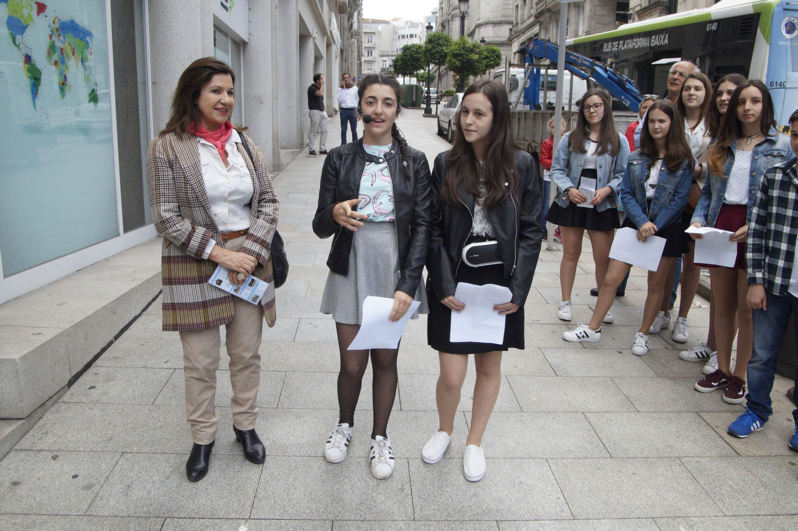 Alumnas que actuaron como guías coa concelleira Uxía Blanco.